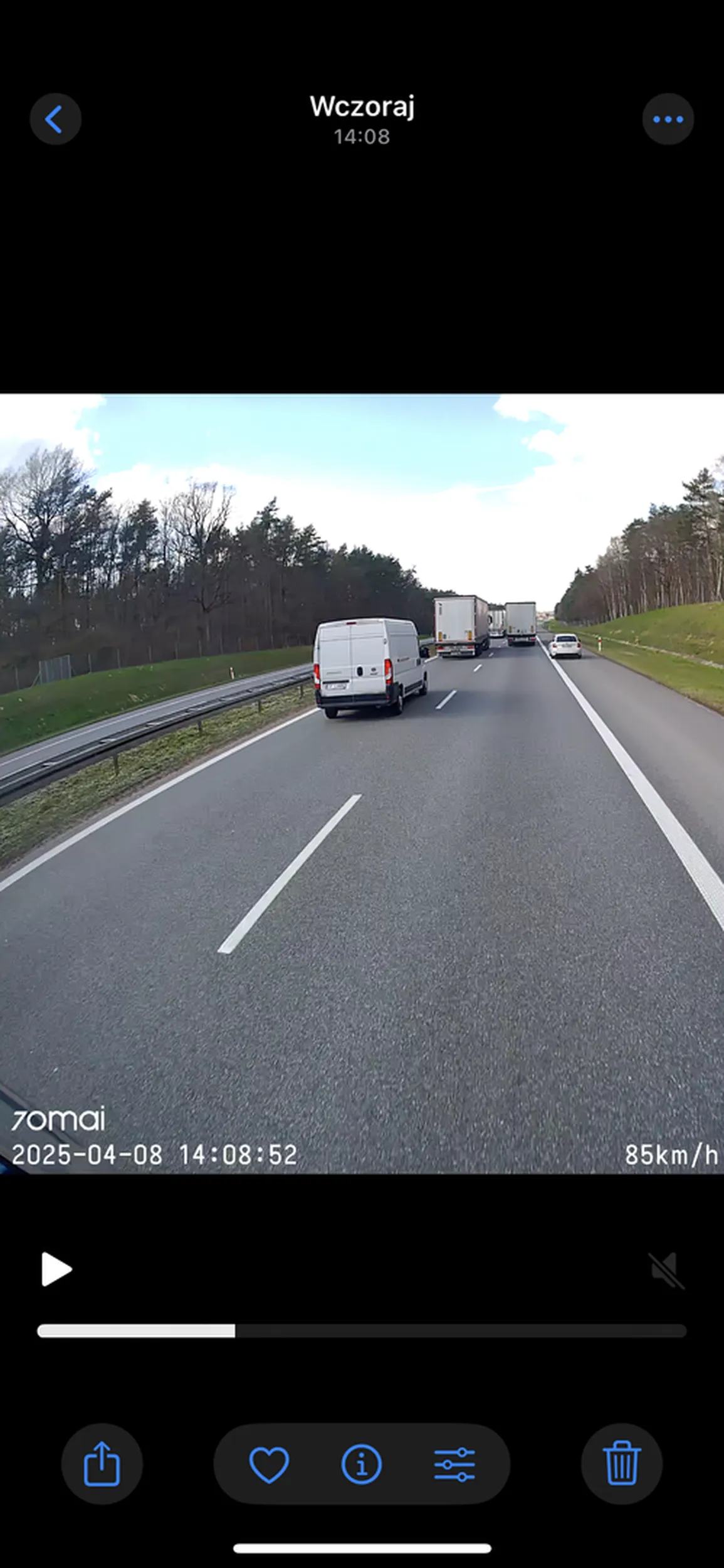 Szeryf ze Skody Octavii na tych numerach postanowił wyprzedzić dwie ciężarówki pasem awaryjnym po czym wyhamował tą wyprzedzającą. Incydent miał miejsce w godzinach szczytu na Autostradzie A4 w związku z czym kierowca Skody stworzył nie małe zagrożenie. Nagranie już trafiło na policję. Podsyłam Link do filmu z tego incydentu: https://fromsmash.com/.3A2JXs~bF-dt - Link created via Smash, the super alternative to WeTransfer.