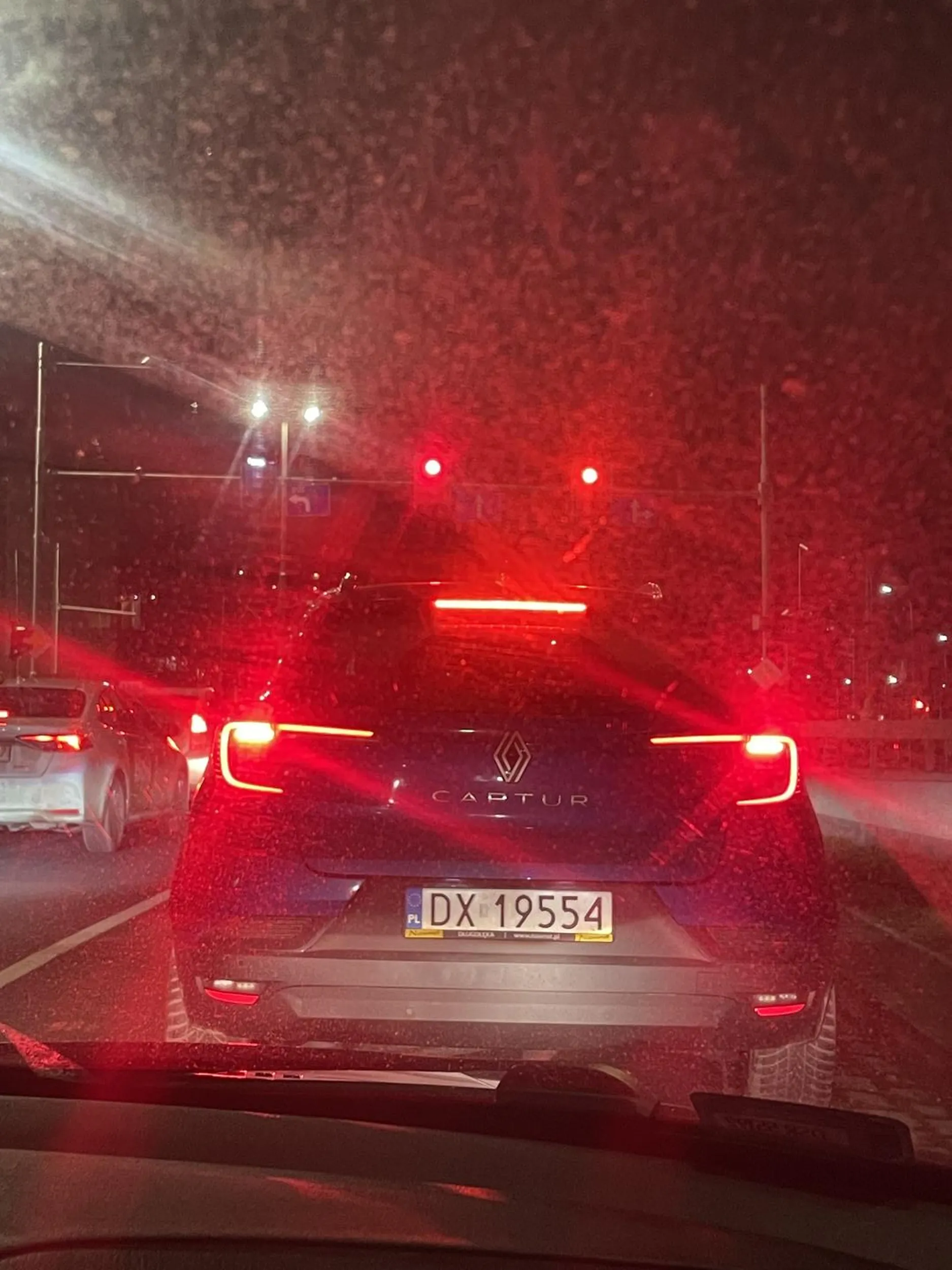 Nie podjeżdżać pod tył tego auta, babka stara nie potrafi trzymać hamulca na górce i wyjebala mi w zderzak, przy rozmowie próbowała mi wmówić że to moja wina XDDD