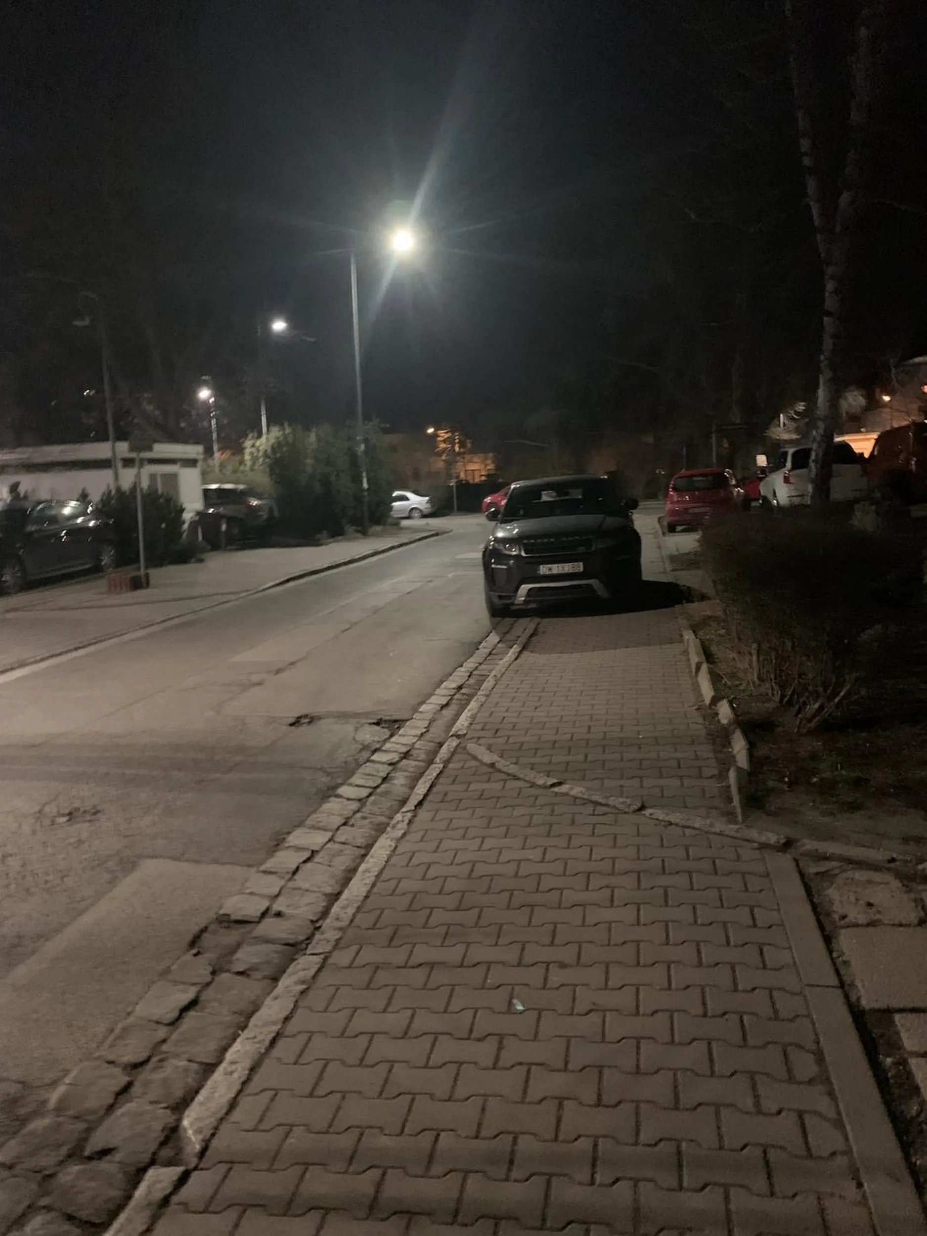 Kolejny kretyn. Stał tak minimum pół godziny.