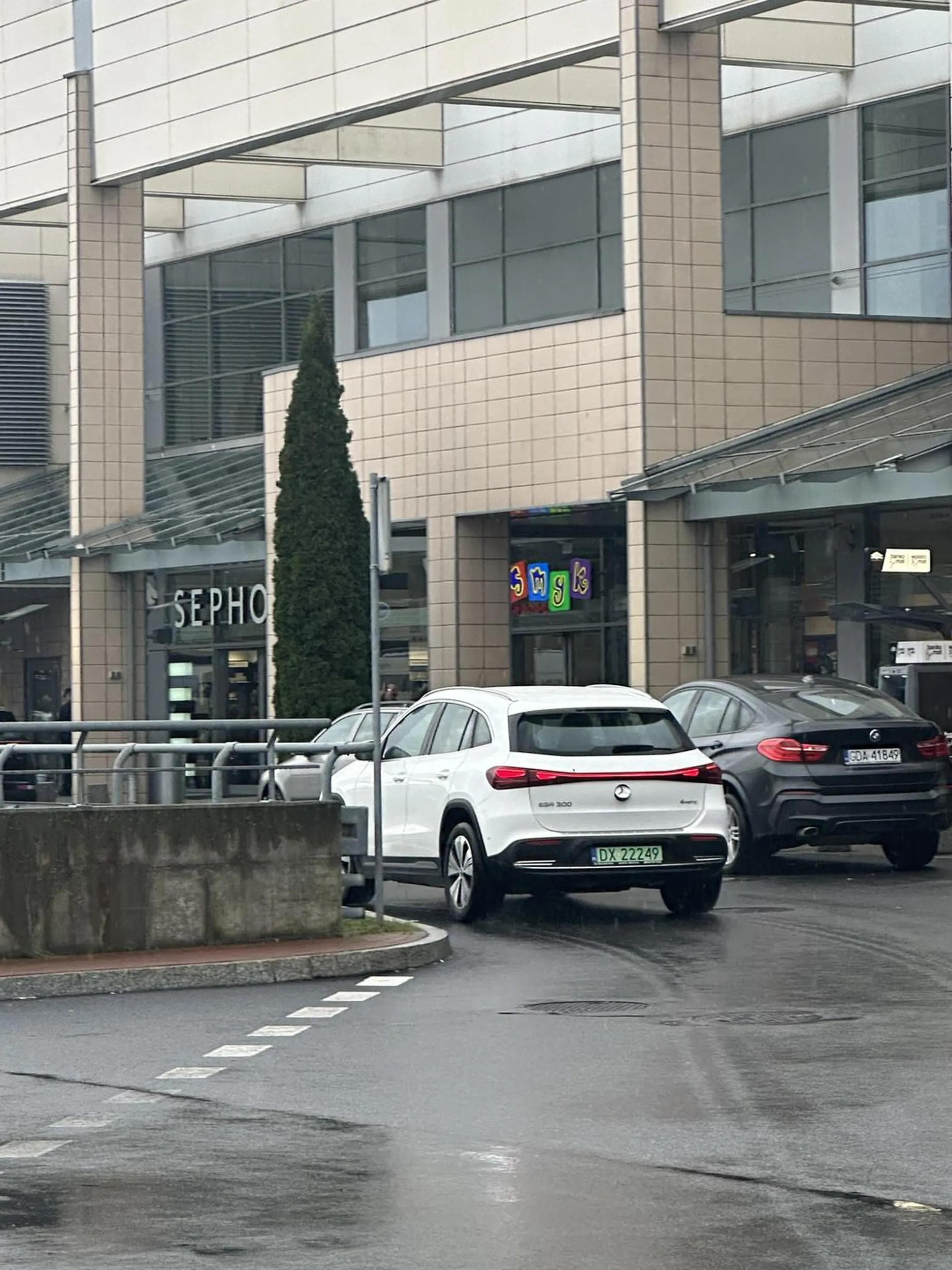 Wariatka, prawie potrąciła mnie na pasach a potem jeszcze wyskoczyła do mnie z mordą. Oprócz siebie naraża jeszcze małe dziecko z tyłu. Powinni ci zabrać prawko!