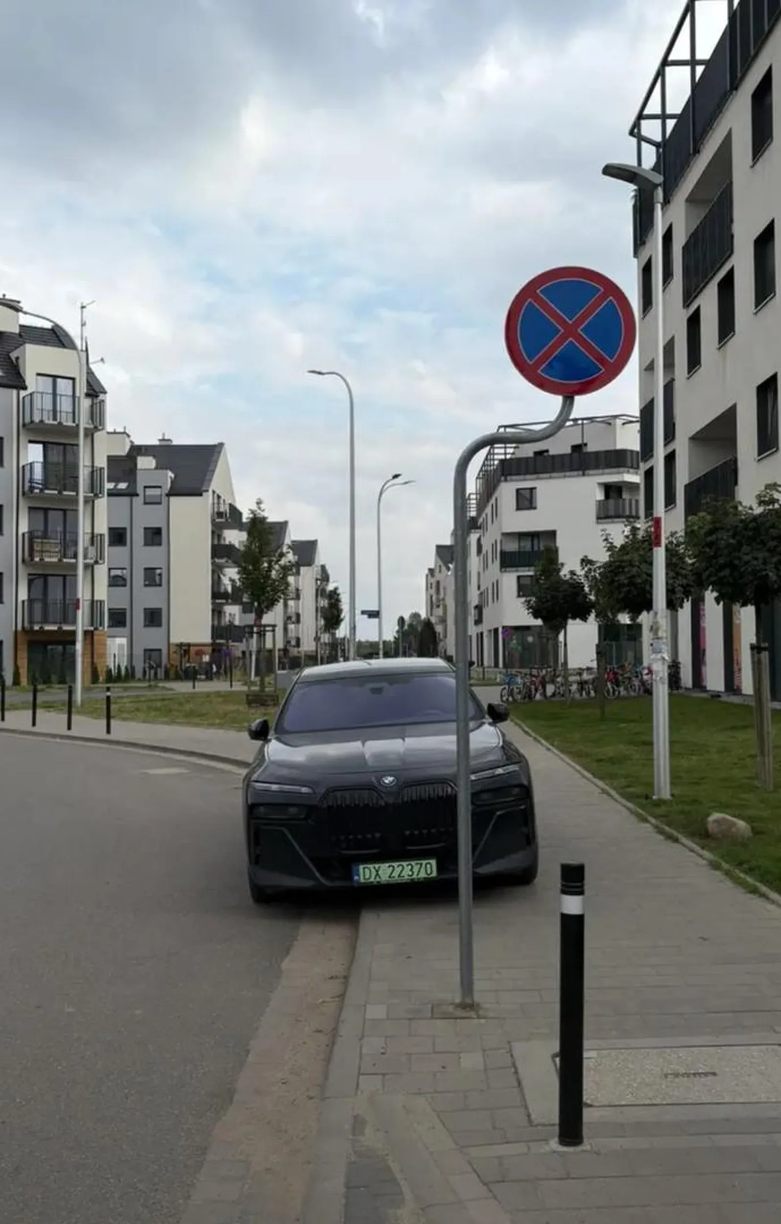 Często parkuje na zakazie we Wrocławiu (ul. Kopycińskiego) przy przedszoklu Klub Kubusia Puchatka. Mam nadzieję, że nie nikogo nie podgląda. foto: JZ / FB Nasze Jagodno
