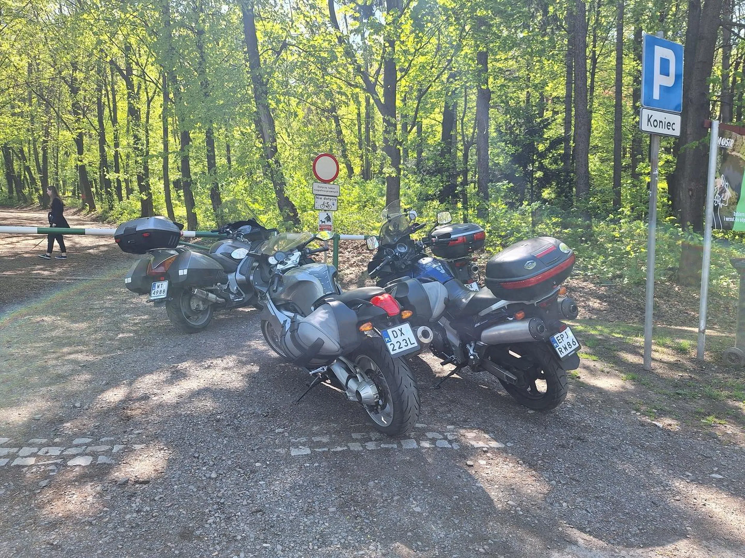 Szczawno Zdrój. Szlak na wieżę widokową. Jestem idiotą i zastawiłem drogę, parkując pod szlabanem. Służby ratunkowe sobie na hulajnogach przejadą.