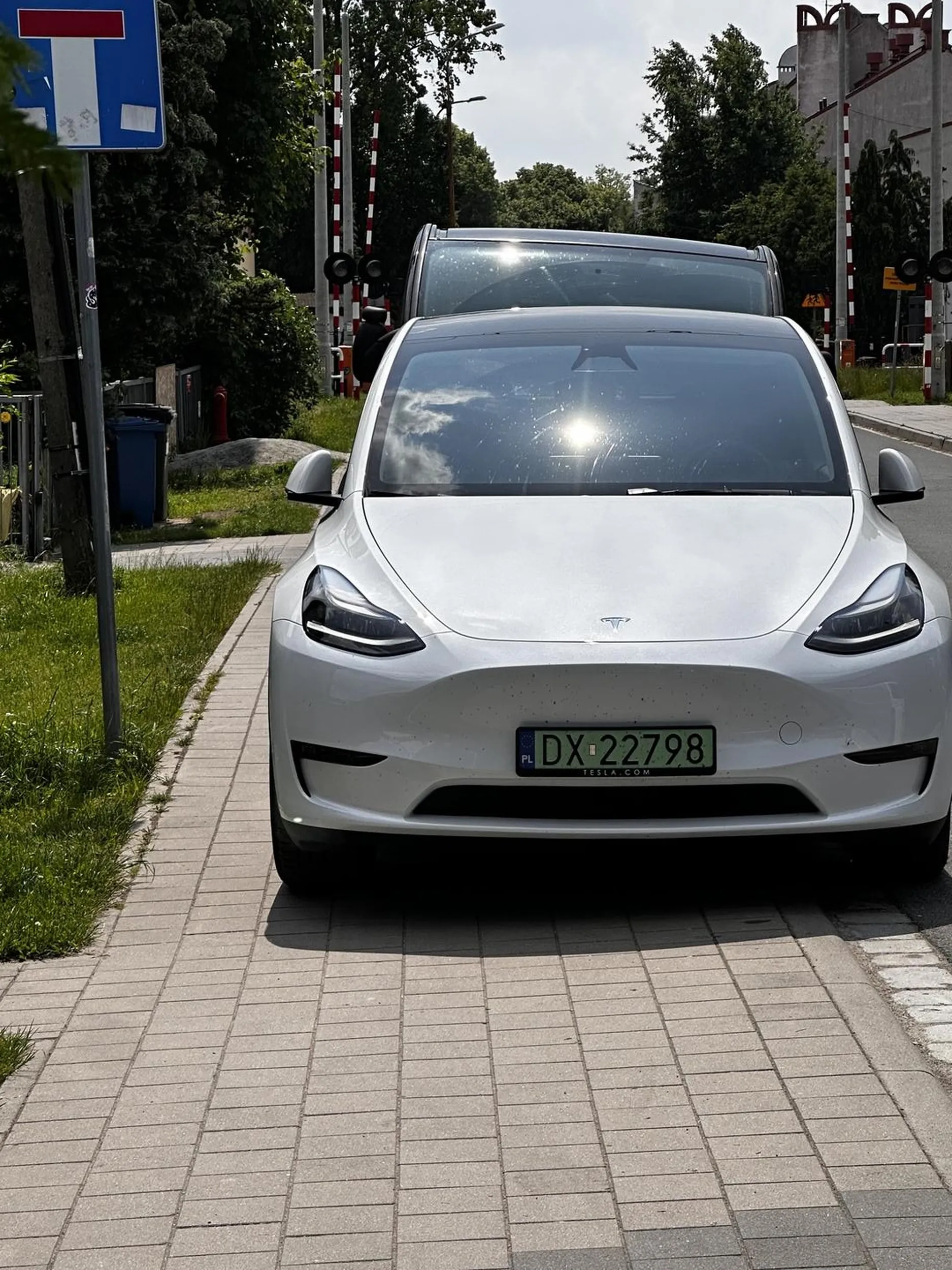 Kierowca chyba nie wie do czego służy chodnik. Ciężko samemu przejść, a co dopiero z wózkiem :/