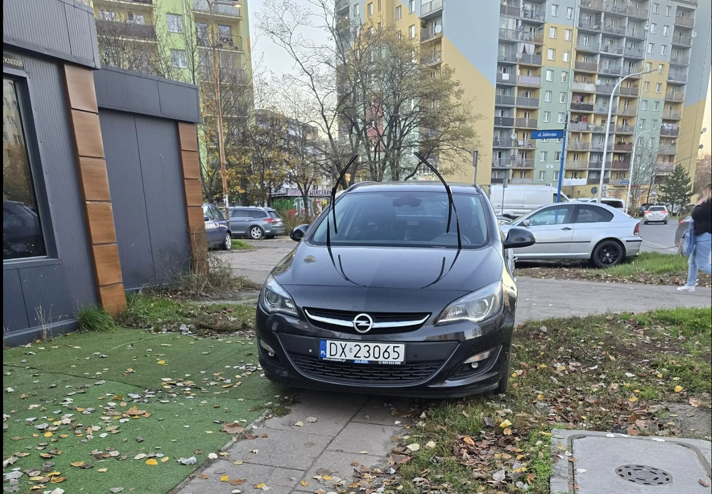 Chodnik? A na co to komu potrzebne? Przez dwa dni jakoś sobie bez niego poradzicie!