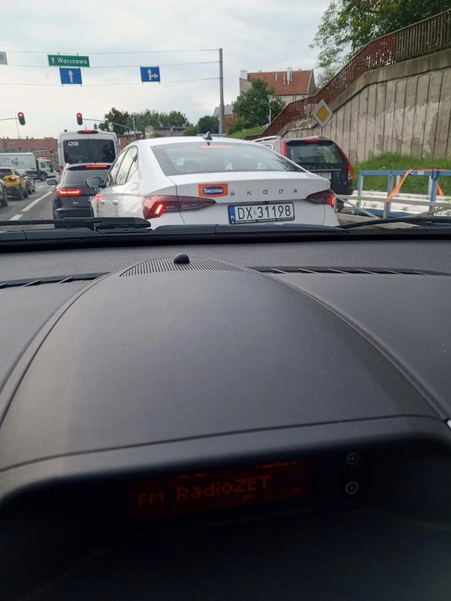 Nieuprzejma, zacietrzewiona byle tylko nie wpuścić kogoś na pas, na którym się znajduje, pomimo tego, że i tak stoimy w korku. Poza tym śmierdzi parówą.