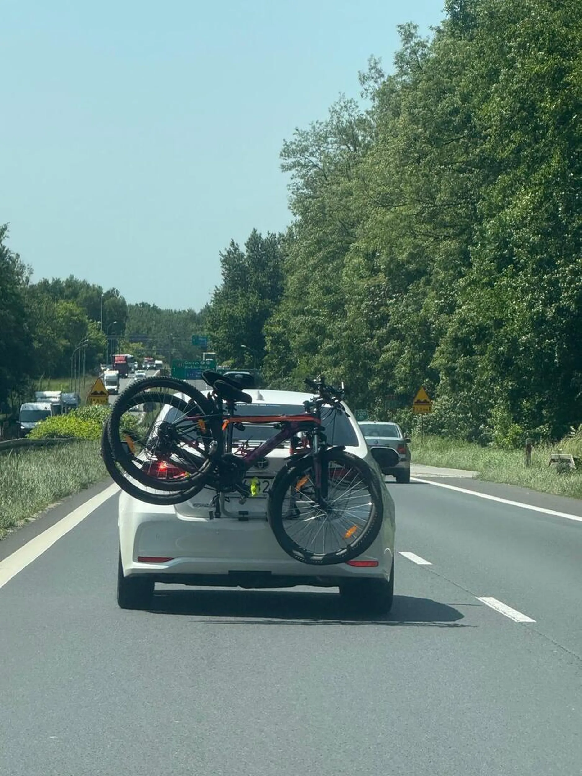 Ależ się nazbierało! Wulgarne gesty przez szybę - są. Zasłonięta całkowicie tablica rej. i światła z tyłu - jest. Jazda na dupie na ekspresówce - też jest. Nieuzasadniona jazda lewym pasem - tak jest. Może się nazbiera na kupon na tramwaj na Jagodno.