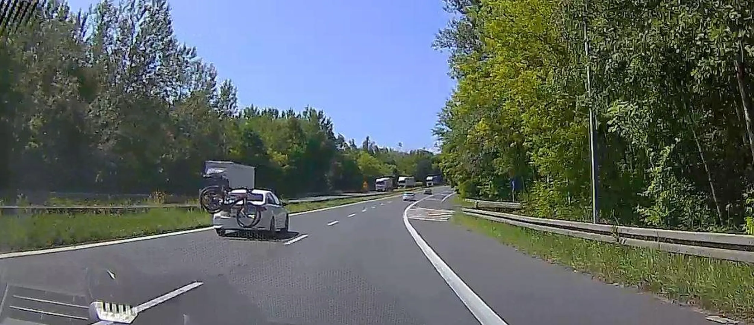 Ależ się nazbierało! Wulgarne gesty przez szybę - są. Zasłonięta całkowicie tablica rej. i światła z tyłu - jest. Jazda na dupie na ekspresówce - też jest. Nieuzasadniona jazda lewym pasem - tak jest. Może się nazbiera na kupon na tramwaj na Jagodno.