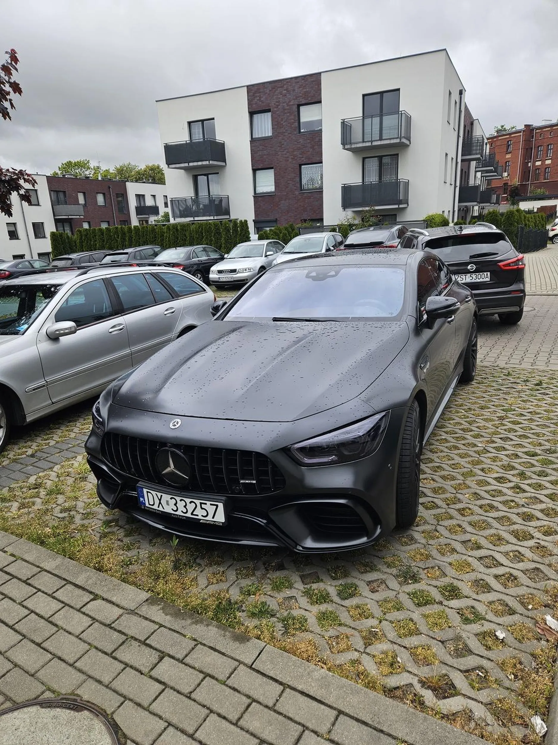 Stanie taki na osiedlu gdzie mieszkańcy przygotowali miejsca dla osób z niepełnosprawnością i stoi cały dzień mimo, że wolnych miejsc od groma i ok, nie ma wymalowanego miejsca na niebiesko ale każdy z mieszkańców wie, że stojąc tam zabiera wygodne miejsce do zaparkowania osobom które naprawdę tego potrzebują