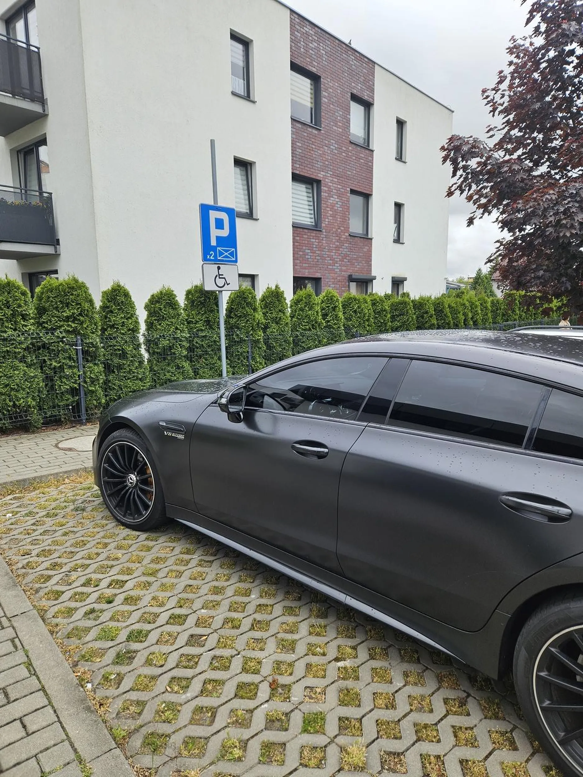 Stanie taki na osiedlu gdzie mieszkańcy przygotowali miejsca dla osób z niepełnosprawnością i stoi cały dzień mimo, że wolnych miejsc od groma i ok, nie ma wymalowanego miejsca na niebiesko ale każdy z mieszkańców wie, że stojąc tam zabiera wygodne miejsce do zaparkowania osobom które naprawdę tego potrzebują