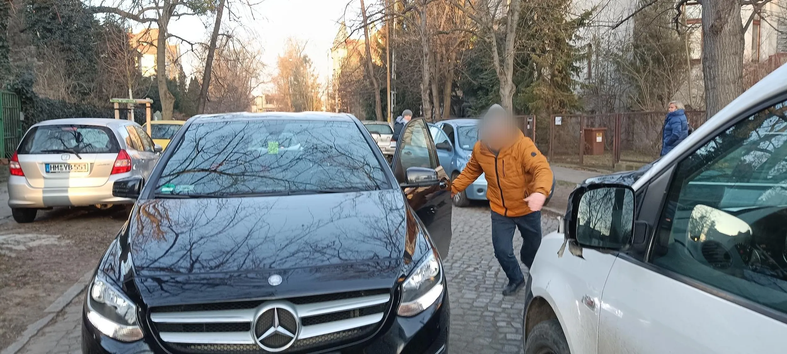 Szanowny Pan nie rozumiał, że na skrzyżowaniu równorzędnym musi przepuścić osobę, która jest po prawej stronie, do tego nie potrafił normalnie się minąć, mając z prawej strony wiele miejsca. Potrafił za to wykazać się ogromną agresją i licznymi groźbami - co widać na jednym ze zdjęć Pan rozpoczyna szarżę ;) Jeżeli to czytasz - idź na terapię, serio. Jeżeli mówiłeś prawdę, że wieziesz dziecko, to mam nadzieję, że wezwana policja znalazła Cię gdy odjechałeś.