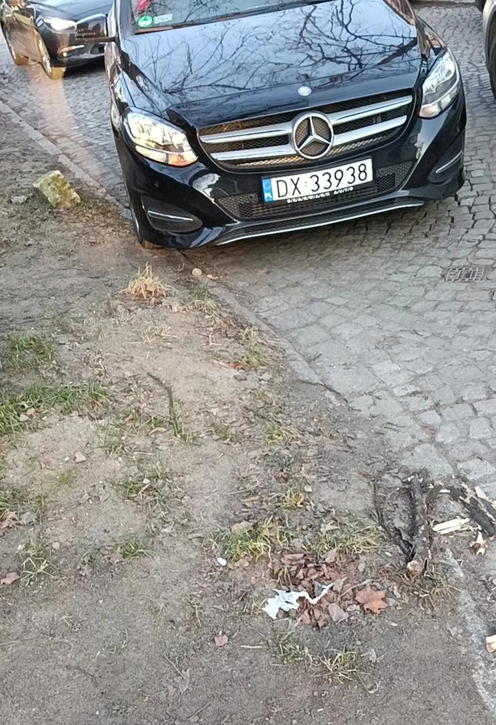 Szanowny Pan nie rozumiał, że na skrzyżowaniu równorzędnym musi przepuścić osobę, która jest po prawej stronie, do tego nie potrafił normalnie się minąć, mając z prawej strony wiele miejsca. Potrafił za to wykazać się ogromną agresją i licznymi groźbami - co widać na jednym ze zdjęć Pan rozpoczyna szarżę ;) Jeżeli to czytasz - idź na terapię, serio. Jeżeli mówiłeś prawdę, że wieziesz dziecko, to mam nadzieję, że wezwana policja znalazła Cię gdy odjechałeś.