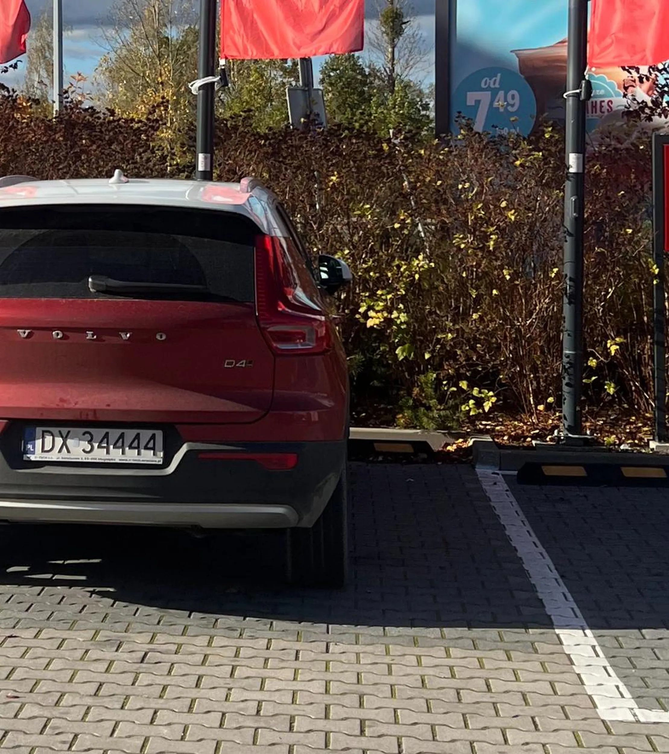 Kierowca musi chyba wrocic do przedszkola zeby nauczyc sie nie wyjezdzac za linie w tym przypadku parkingowe