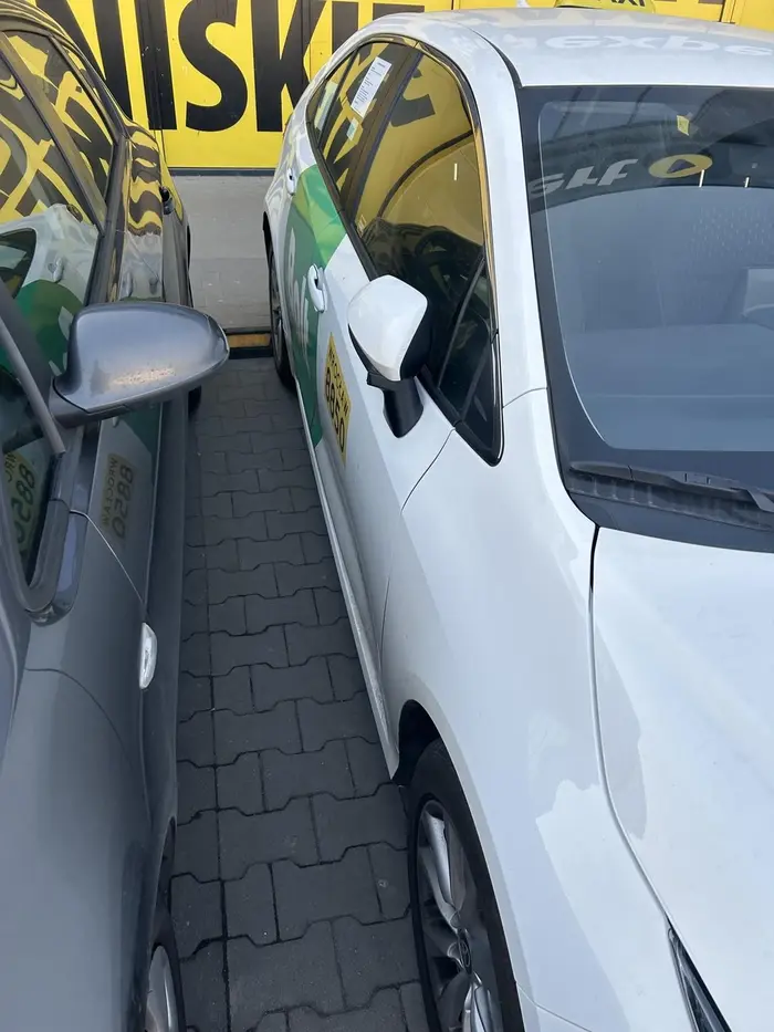 Uberowicz bez wyobraźni do parkowania Na tylnim siedzeniu damska torebka więc wszystko jasne