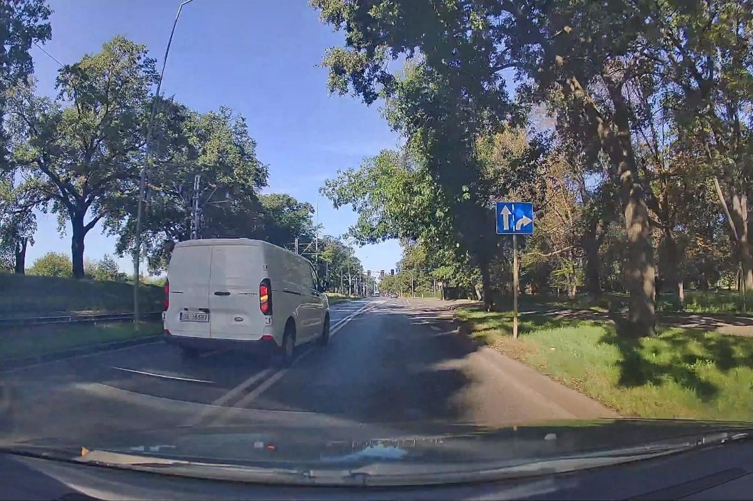 Gość najpierw przed przejściem dla pieszych próbuje wyprzedzać, ale próg zwalniający go peszy, jednak później nie ma oporów by przekraczać podwójna ciągłą