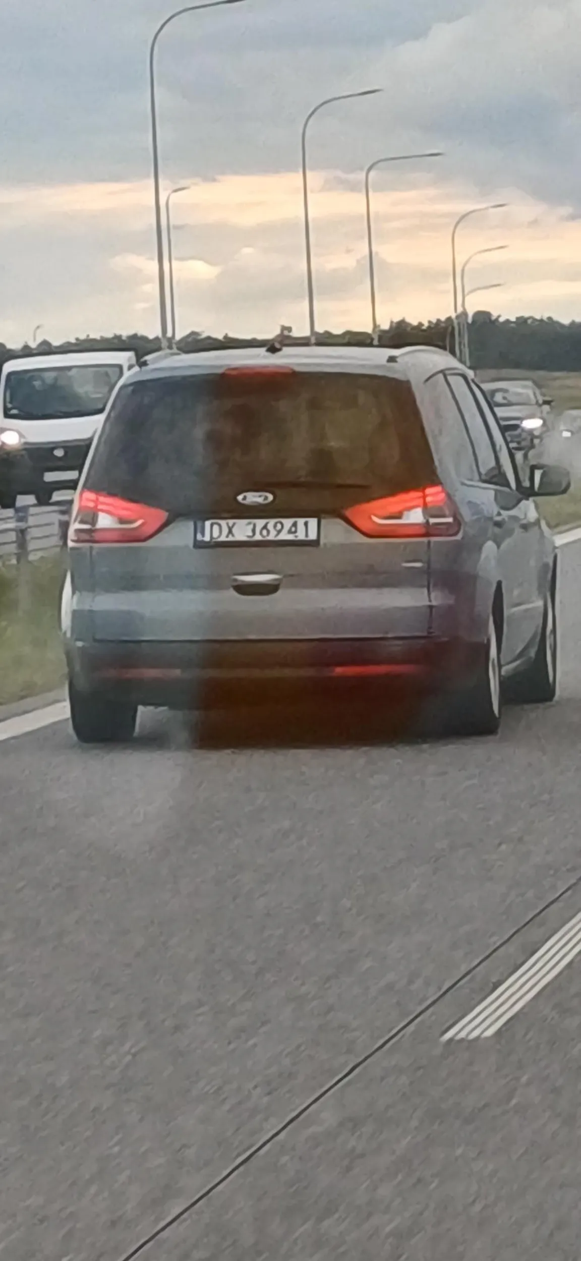 Blokuje lewy pas jadąc 115 i jak się chce go wyprzedzić to przyspiesza