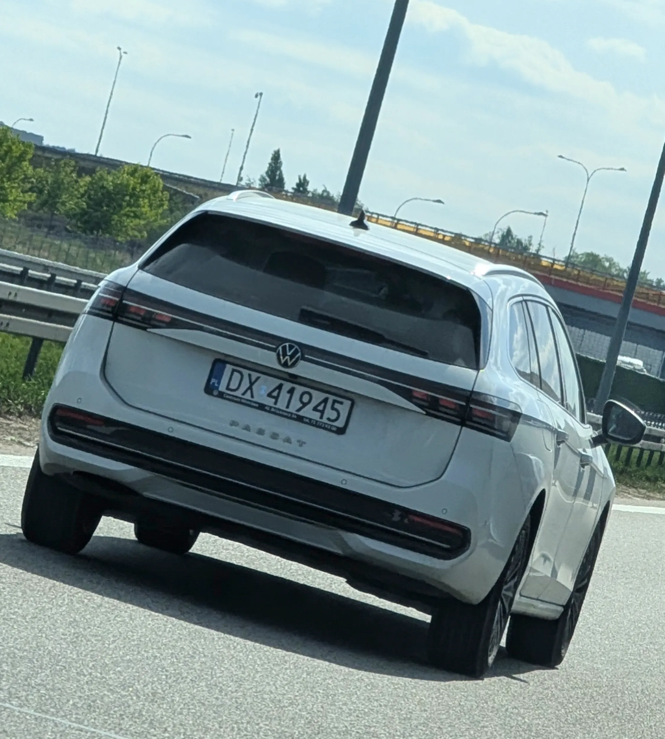 Kierowca Passata jeździ na zderzaku i miga światłami. Puszcza też kierownicę i macha rękami do innych kierowców. Po puszczeniu kierownicy prawie zjeżdża że swojego pasa.