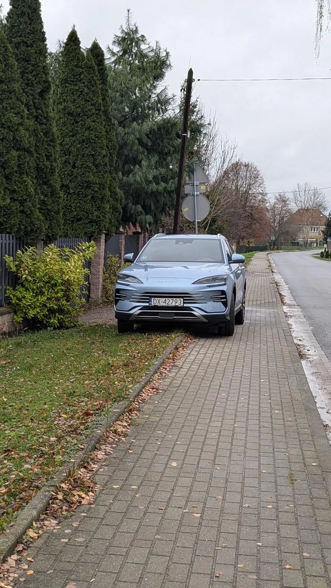 Przestań notorycznie parkować na chodniku!