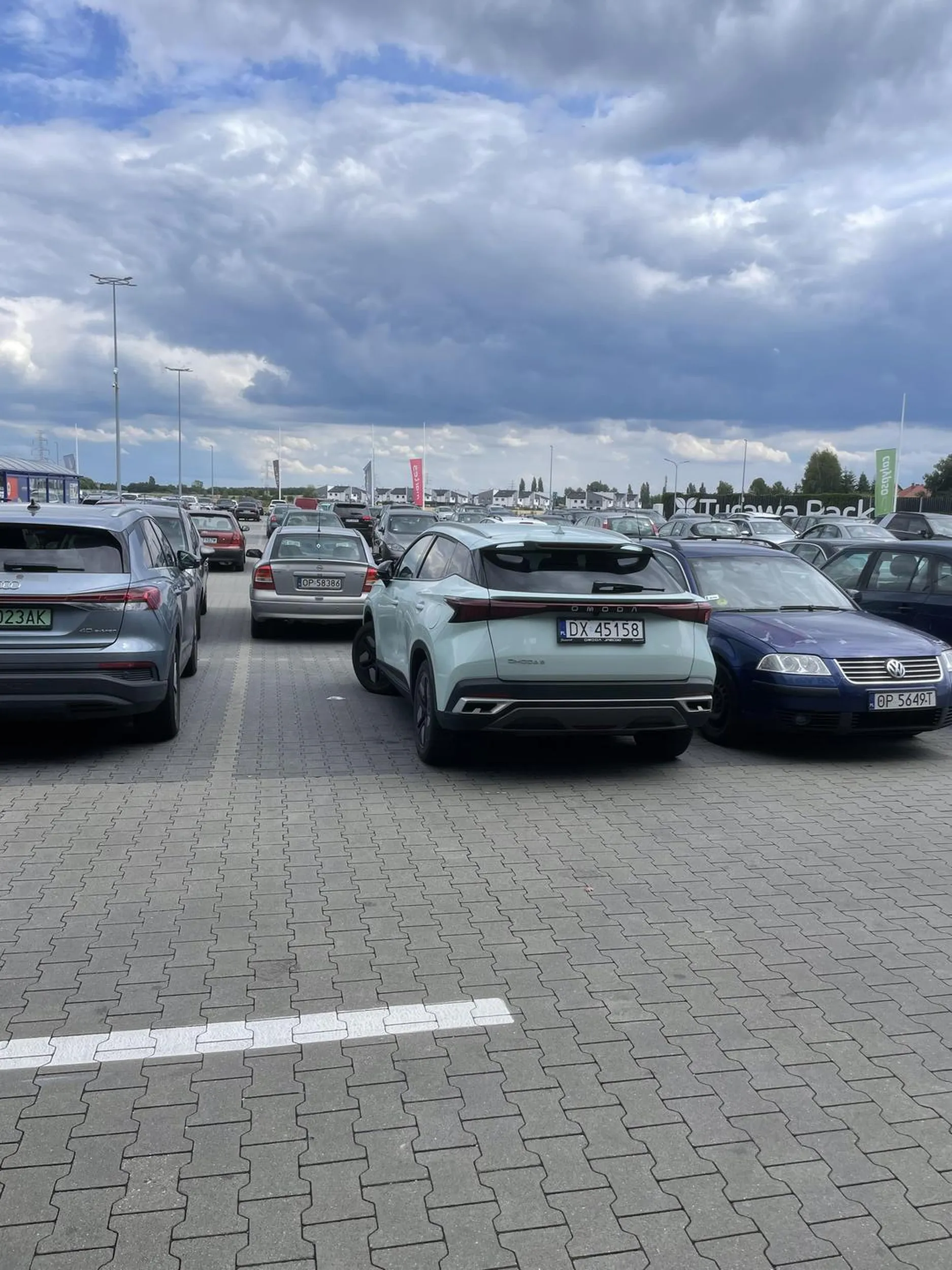 Widać że wystarczyło na auto z aliexpress ale na okulary już nie, może warto zainwestować w coś mniejszego jeśli jest problem z parkowaniem no ale tak „suv” to synonim bogactwa na wiosce napewno mówią że fajne auto