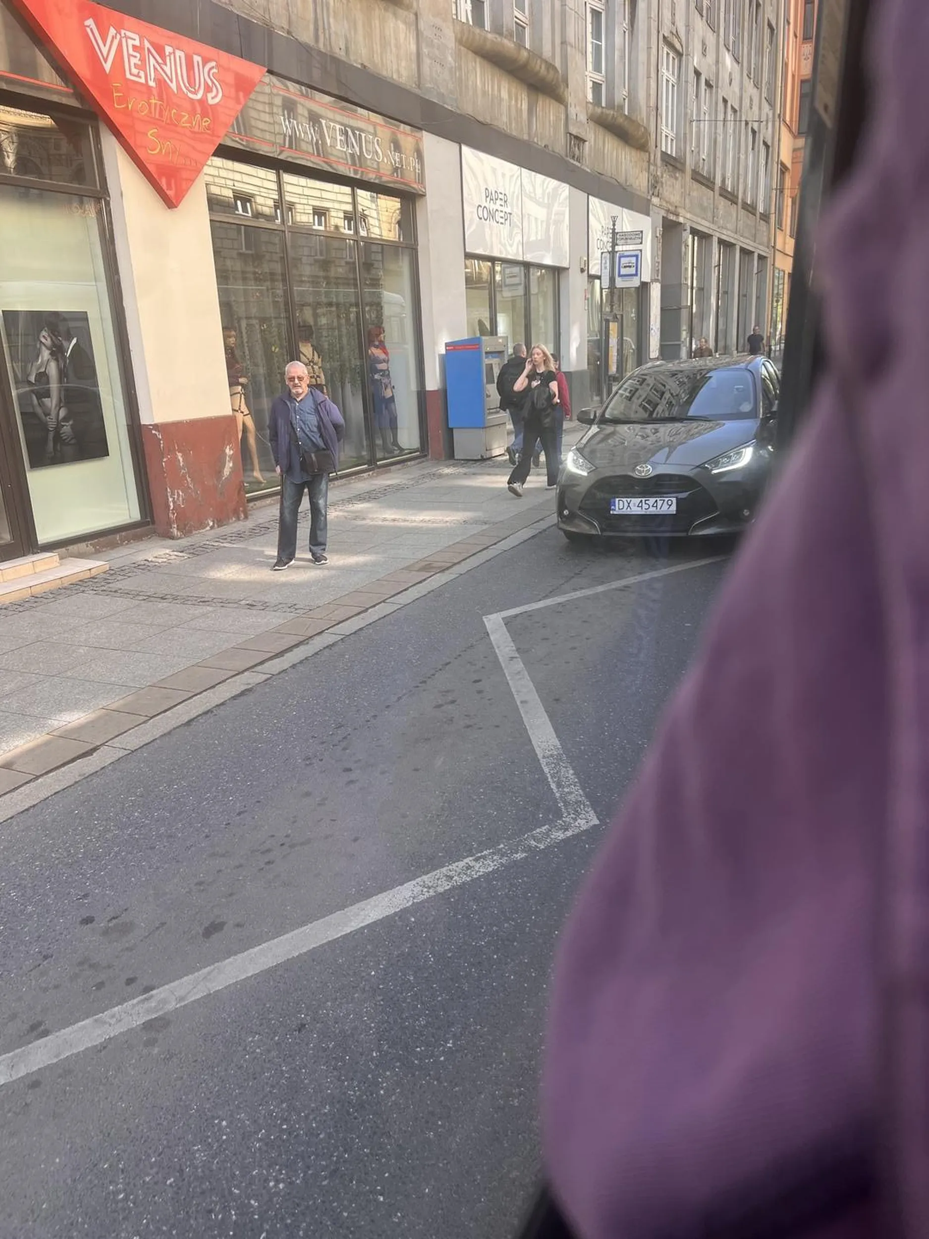 Pani wjeżdża na strefę przystankową w trakcie postoju tramwaju, kiedy ludzie jeszcze wchodzą i wychodzą z pojazdu.