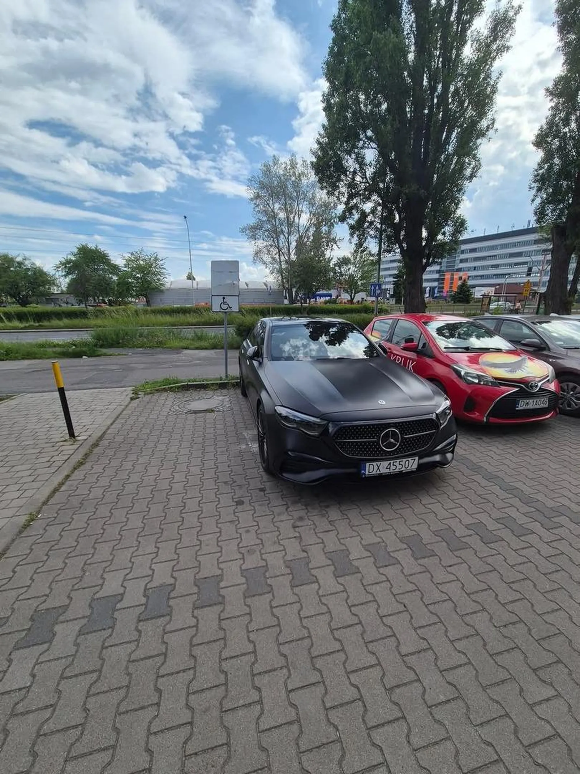 Ewidentnie jakiś inwalida, bo notorycznie staje na miejscu dla inwalidów.