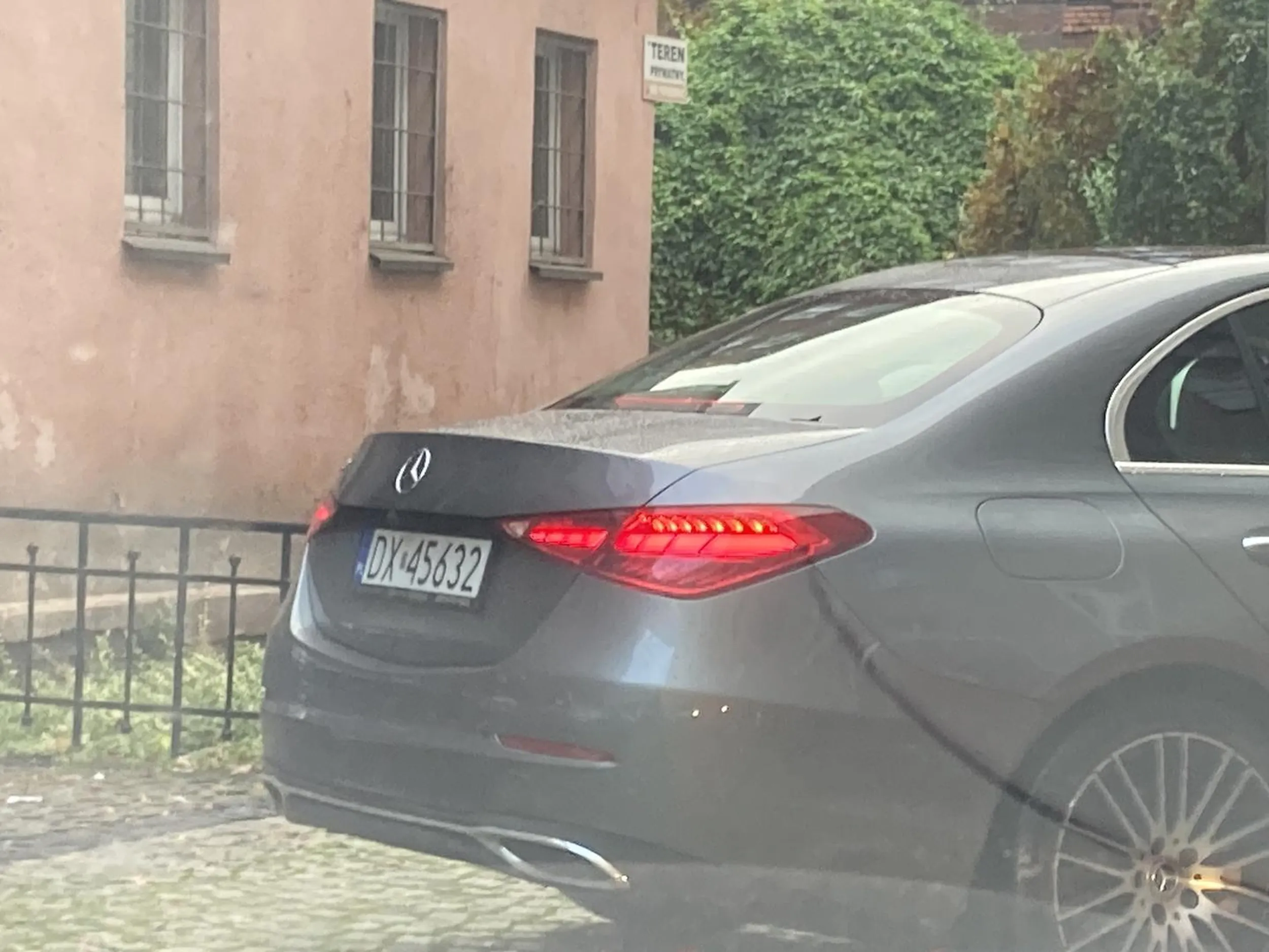 Przy nieudolnej próbie parkowania obrysował 2 auta i uciekł.