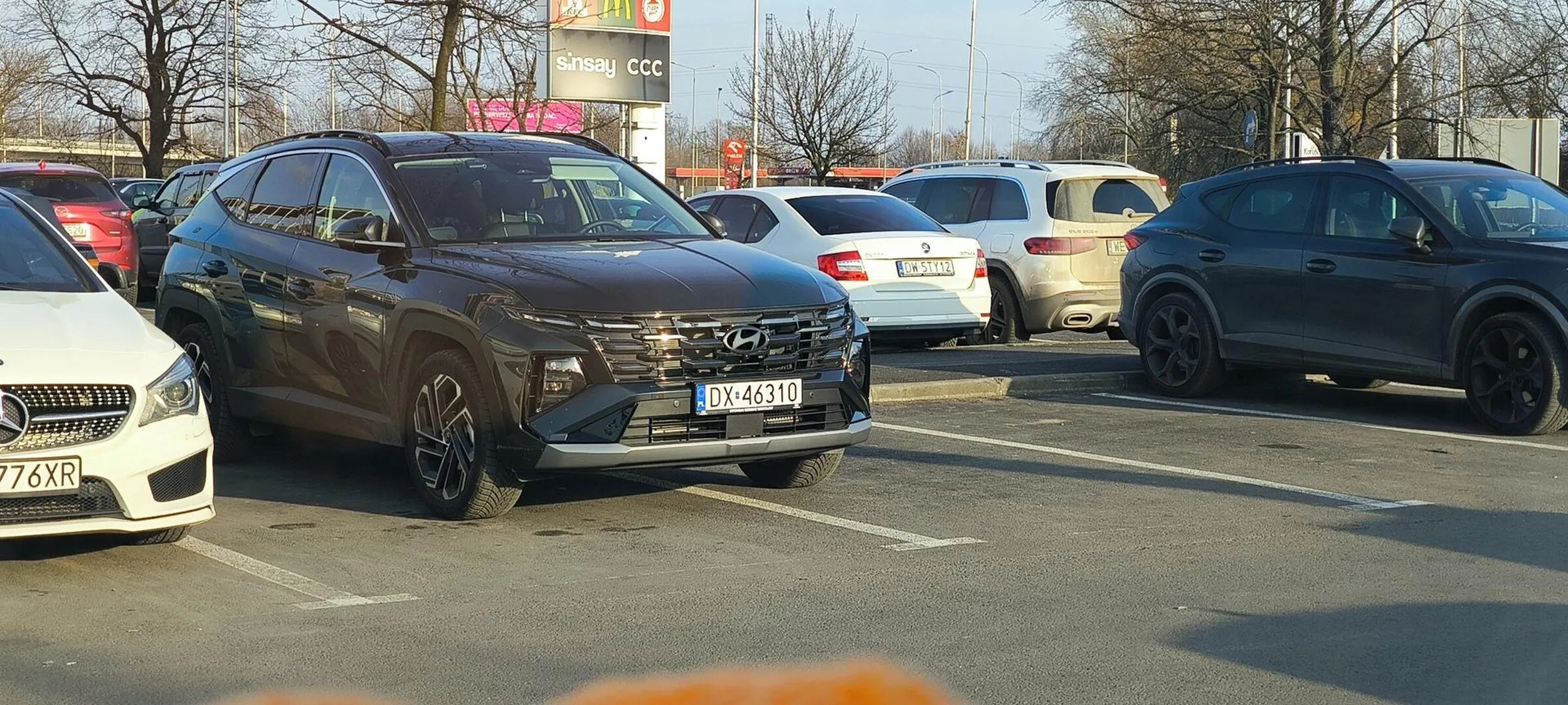 Średnio ogarnięta małpa za kierownicą. Skręcać umie, ale linii nie rozumie