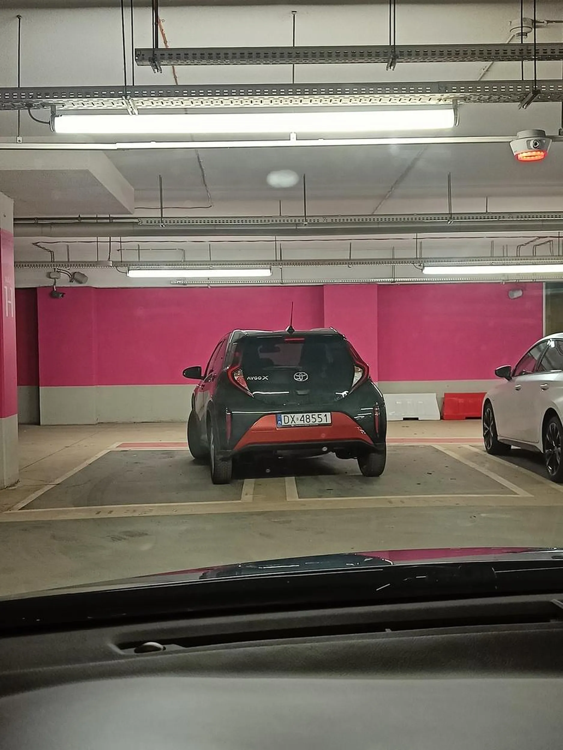 Ktoś chyba na kompleks z powodu malutkiego samochodu, musi pakować na dwóch miejscach