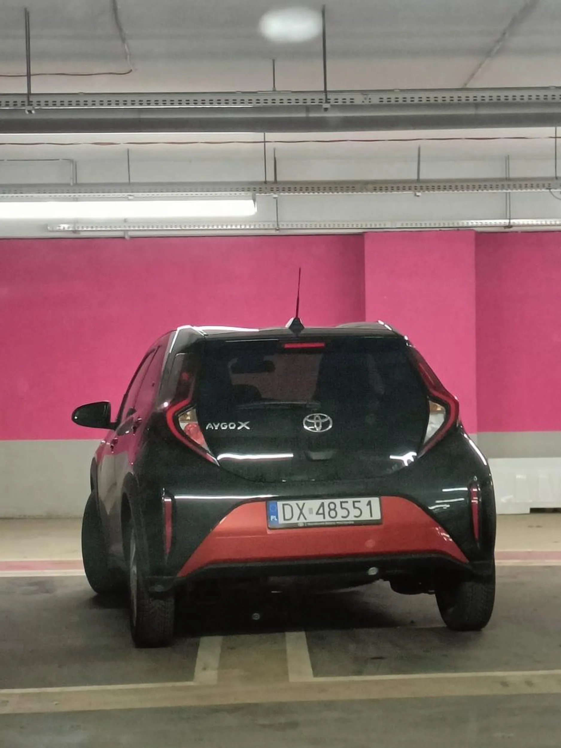 Ktoś chyba na kompleks z powodu malutkiego samochodu, musi pakować na dwóch miejscach