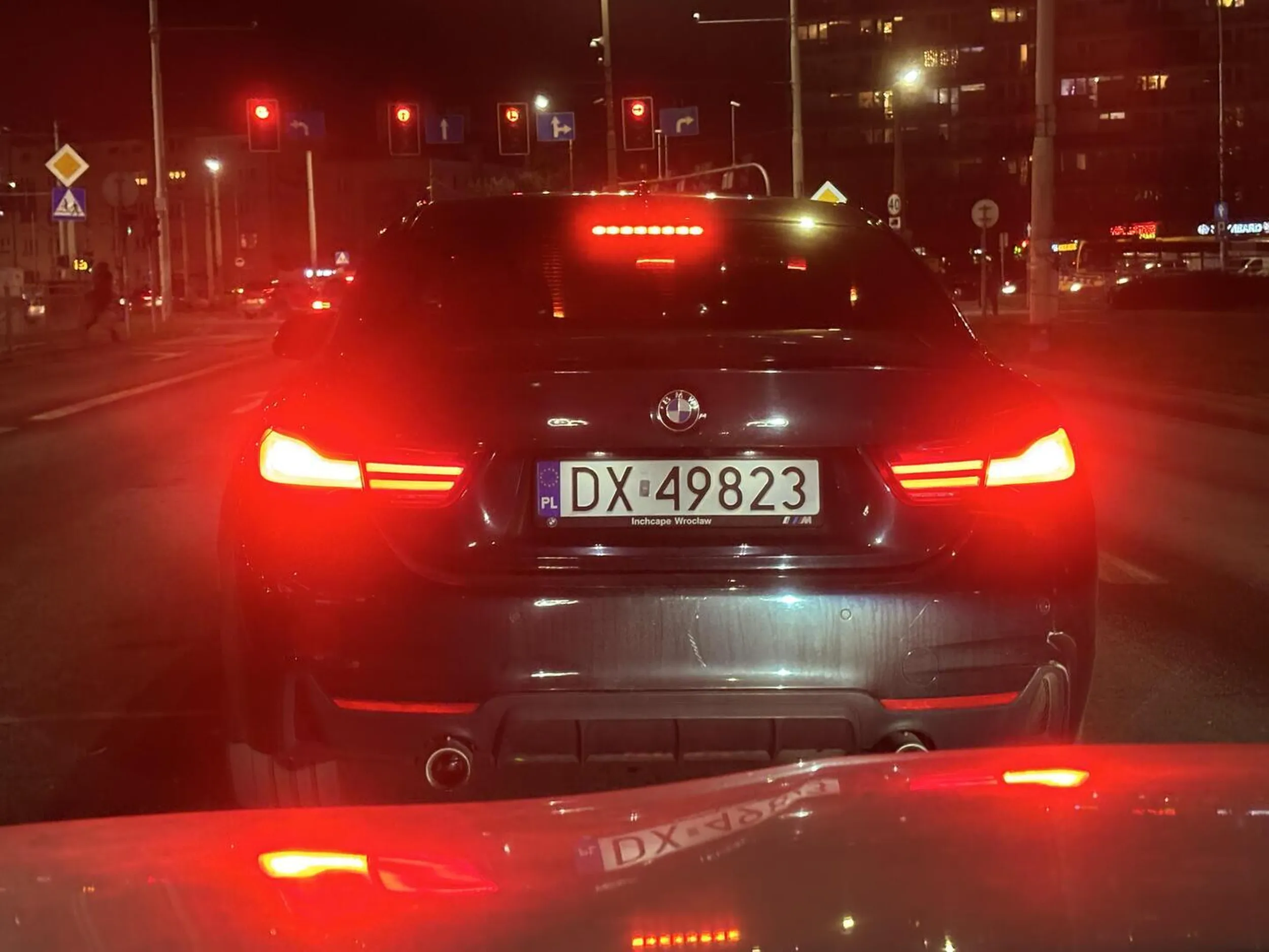 Definicja patologii na drogach, niebezpieczne manewry, brak migacza ale to klasyka u małojajowych użytkowników marki BMW