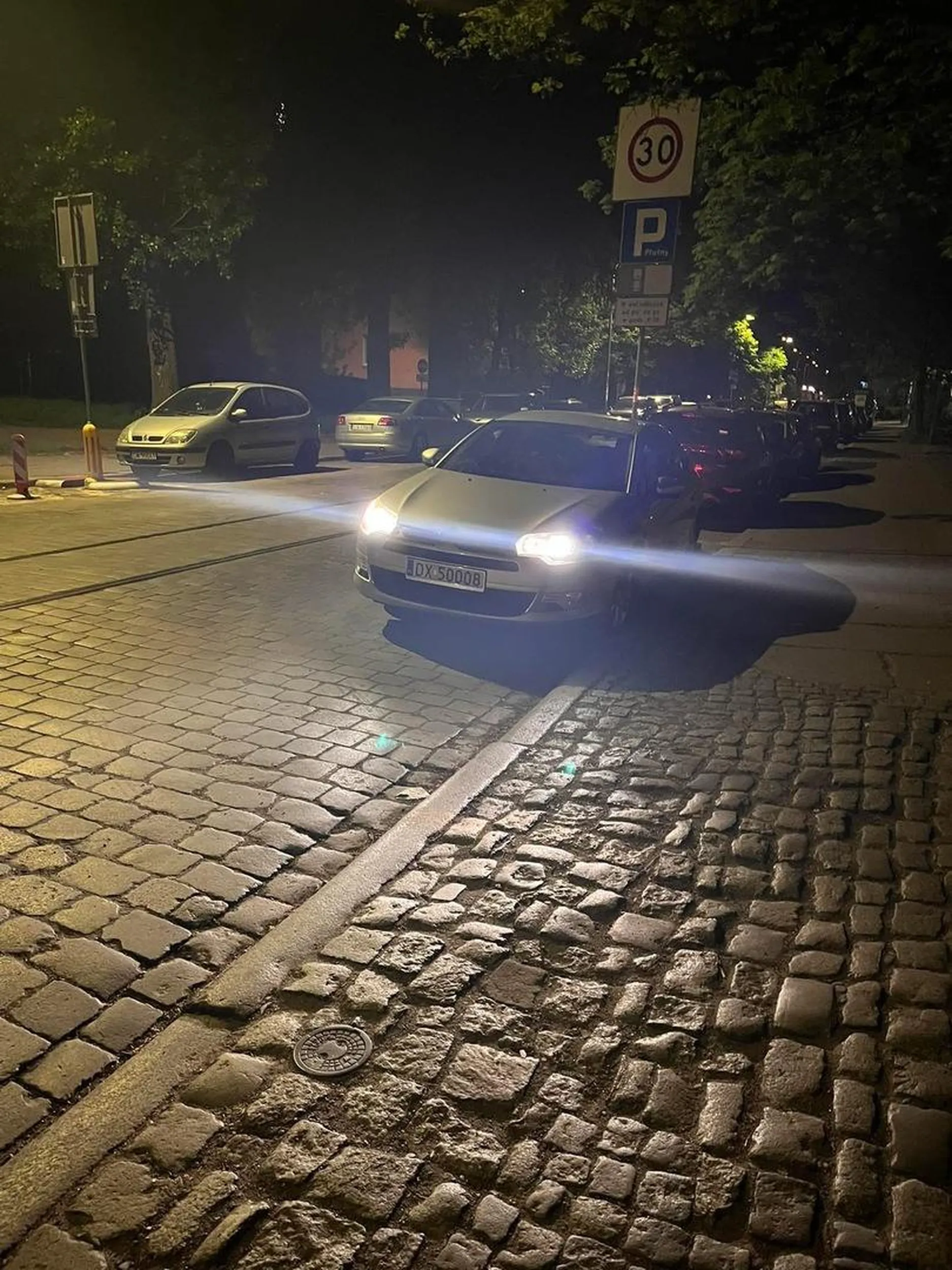 Pan wielokrotnie onanizuje się w samochodzie, stojąc w miejscu publicznym, czasami zaczepia wtedy kobiety (Wrocław, ul. tęczowa)