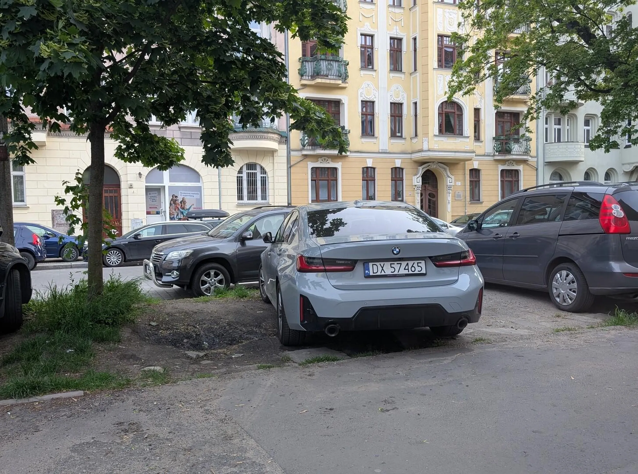 Komu zostawiasz miejsce na prawie cały samochodu do tego drzewa, ale za mało żeby dało się tam zaparkować? lewactwo ciągle zabiera nam kolejne miejsca do parkowania w okolicy i stawia wszędzie słupki i trzeba trochę myśleć przy parkowaniu (ale nie tylko o sobie), w tym miejscu parkuje 5 aut, jeżeli najpierw przyjadą ludzie, którzy potrafią myśleć i parkować albo 3-4 auta, jeżeli przyjedzie taki ktoś i zaparkuje po skosie lub 2 metry od drzewa.