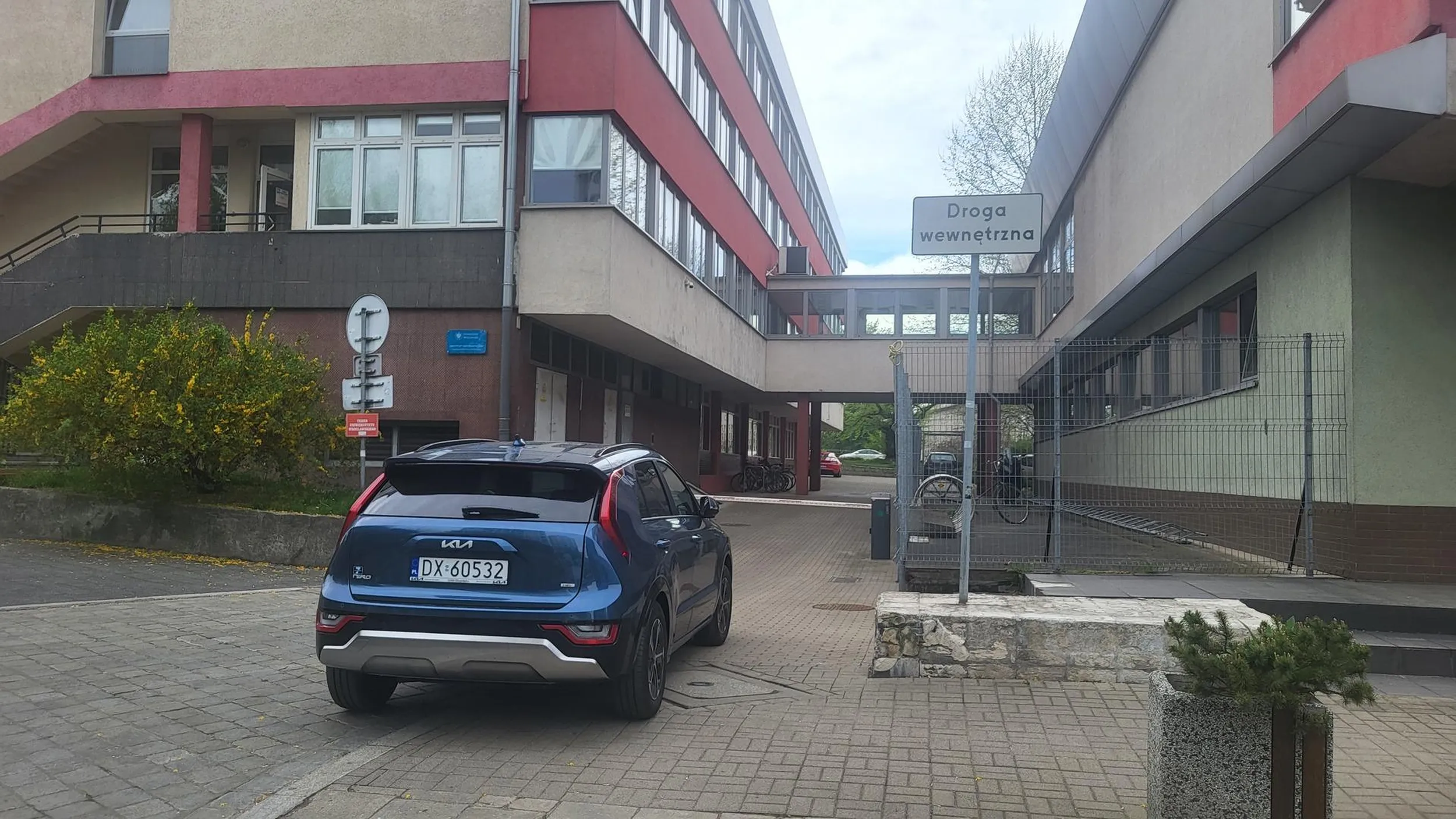 Starszy pan najpierw wyzywa kierowców szukających miejsca do zaparkowania (bo sie spieszy), a potem sam parkuje gdzie chce, blokując przejazd na Uniwersytet.