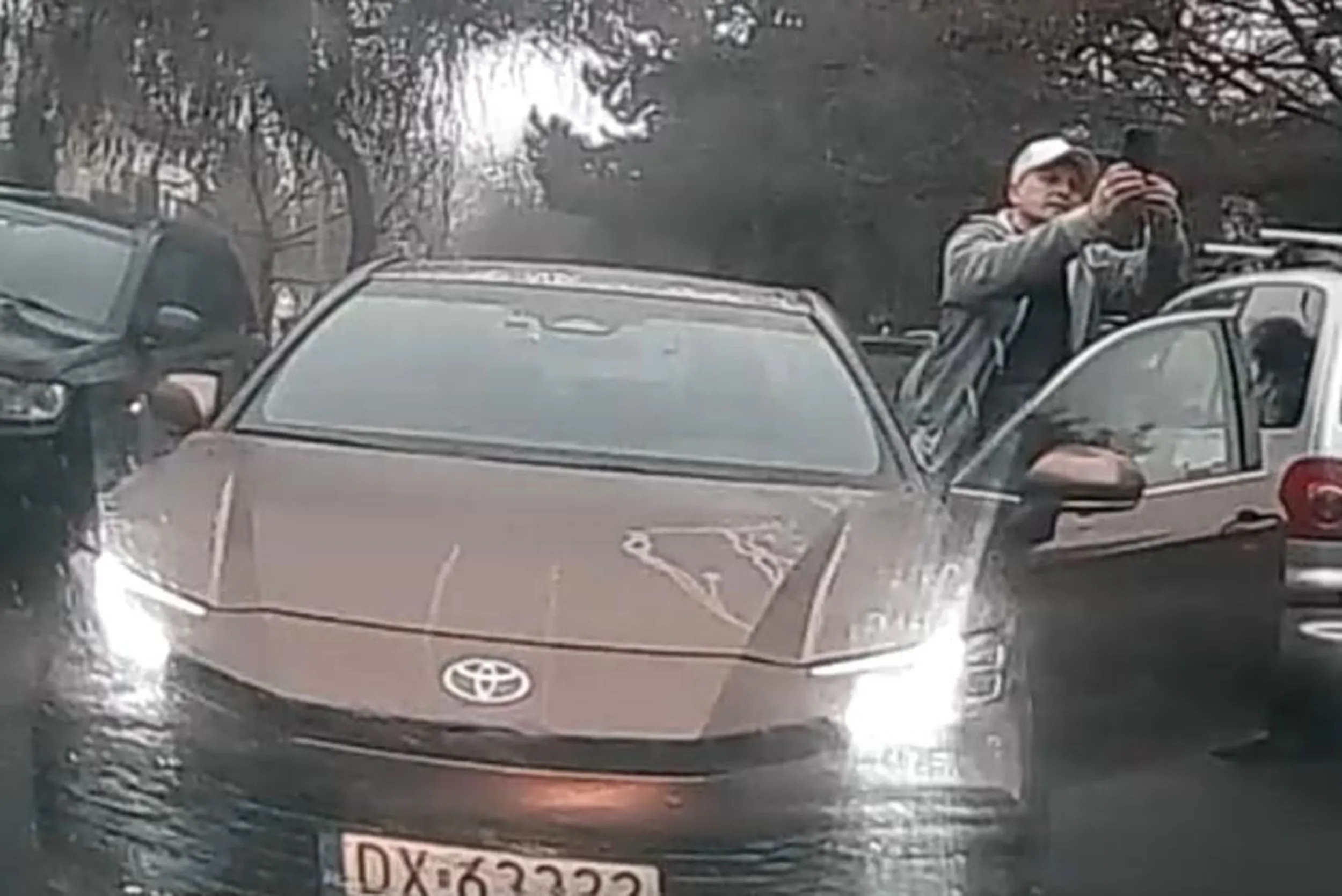 Przygrubawy przyjeb w czapce kręci bez potrzebne afery na drodze, klasyczna karyna w wersji męskiej, która krzyczy, że "policja już jedzie" i wychodzi z auta zrobić zdjęcie telefonem :)