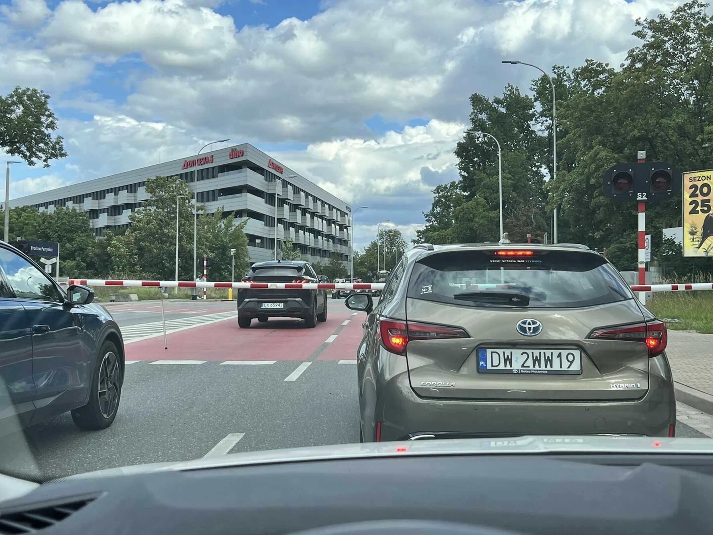 Totalna lama wjeżdża na przejazd kolejowy z zamkniętymi rogatkami.