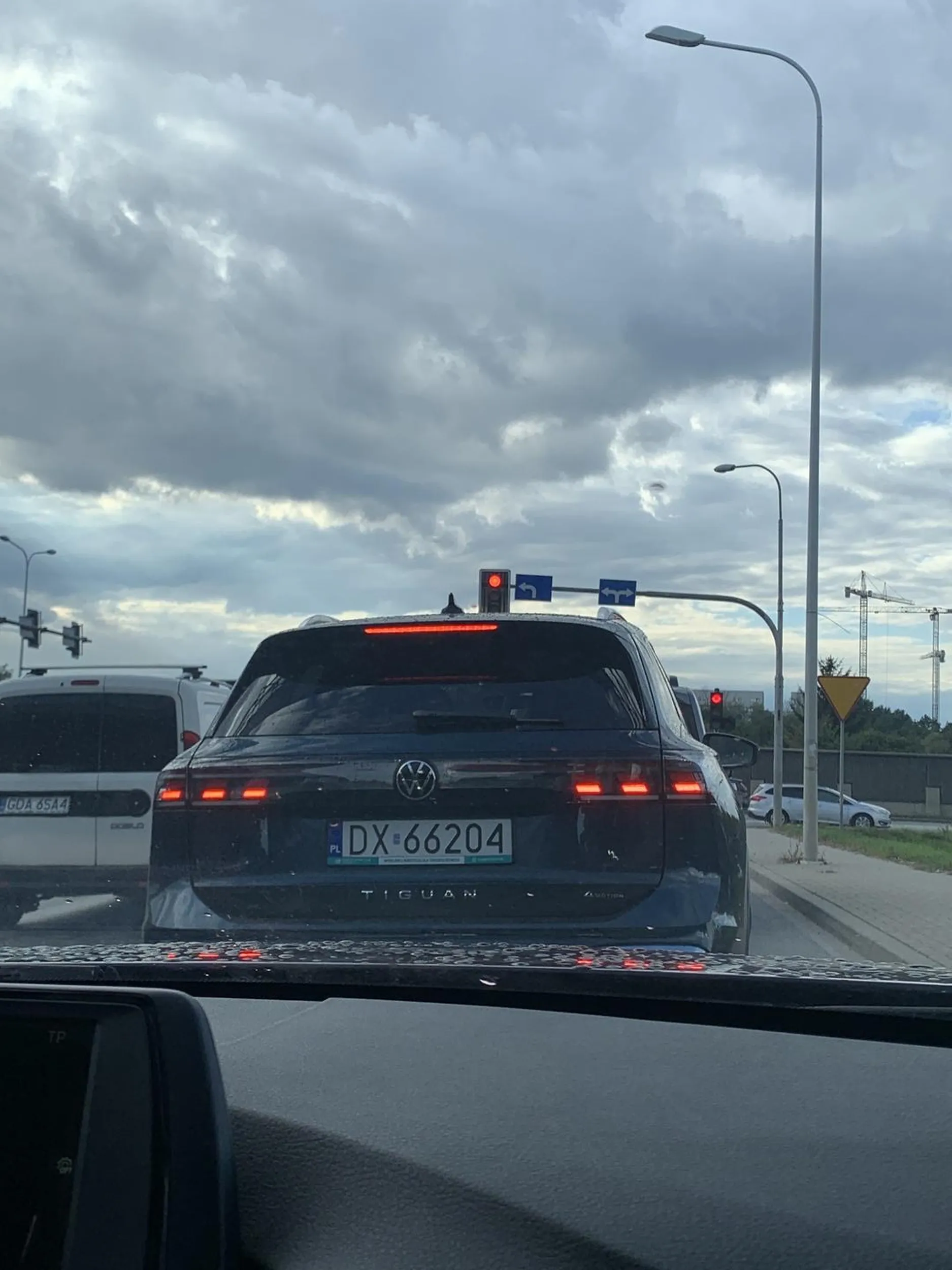 Jedzie od lewej do prawej, przyspiesza po czym zwalnia.