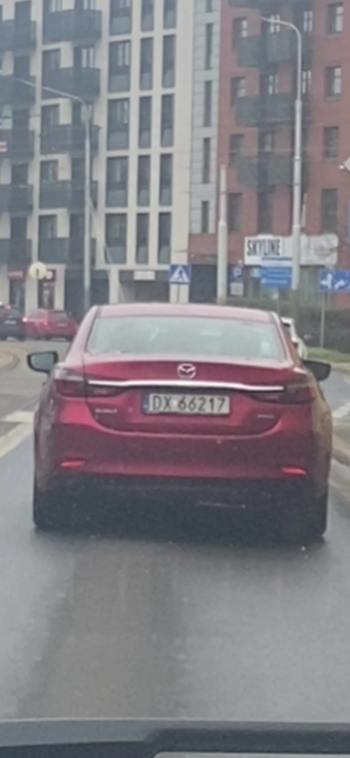 Dodaje ponownie bo usunęli, przestrzegam przed kolegą, który zbyt pewnie się czuje na drodze i myśli że wszystko mu wolno. Bezczelnie wymusza pierwszeństwo nie patrząc na nic i na nikogo UWAŻAJCIE, bo ja gdybym nie wychamowala kolega by mnie mocno walnął