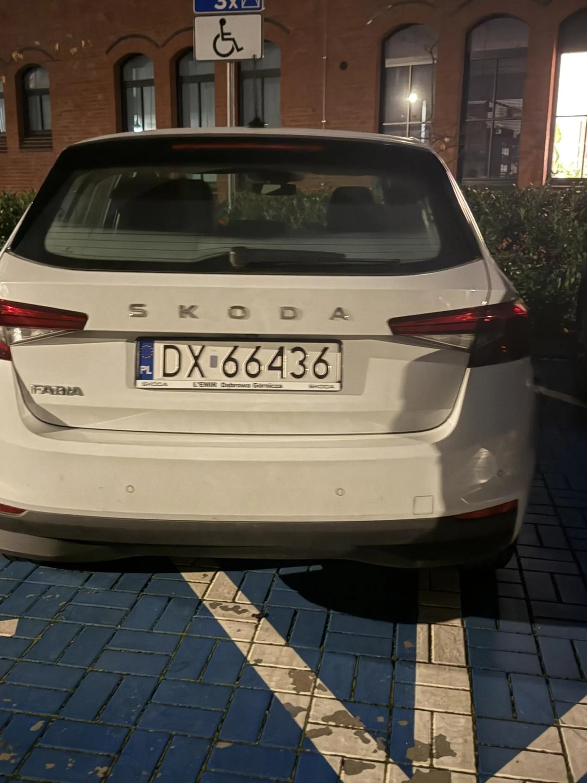 Szczere gratulacje, dla Pana/Pani który nie dość, że zaparkował bez karty, to zastawił miejsce osobie poruszającej się na wózku inwalidzkim. Nie wiem jaki miałeś/miałaś powód, ale chociaż trzeba było stanąć prosto, a nie jak pała.