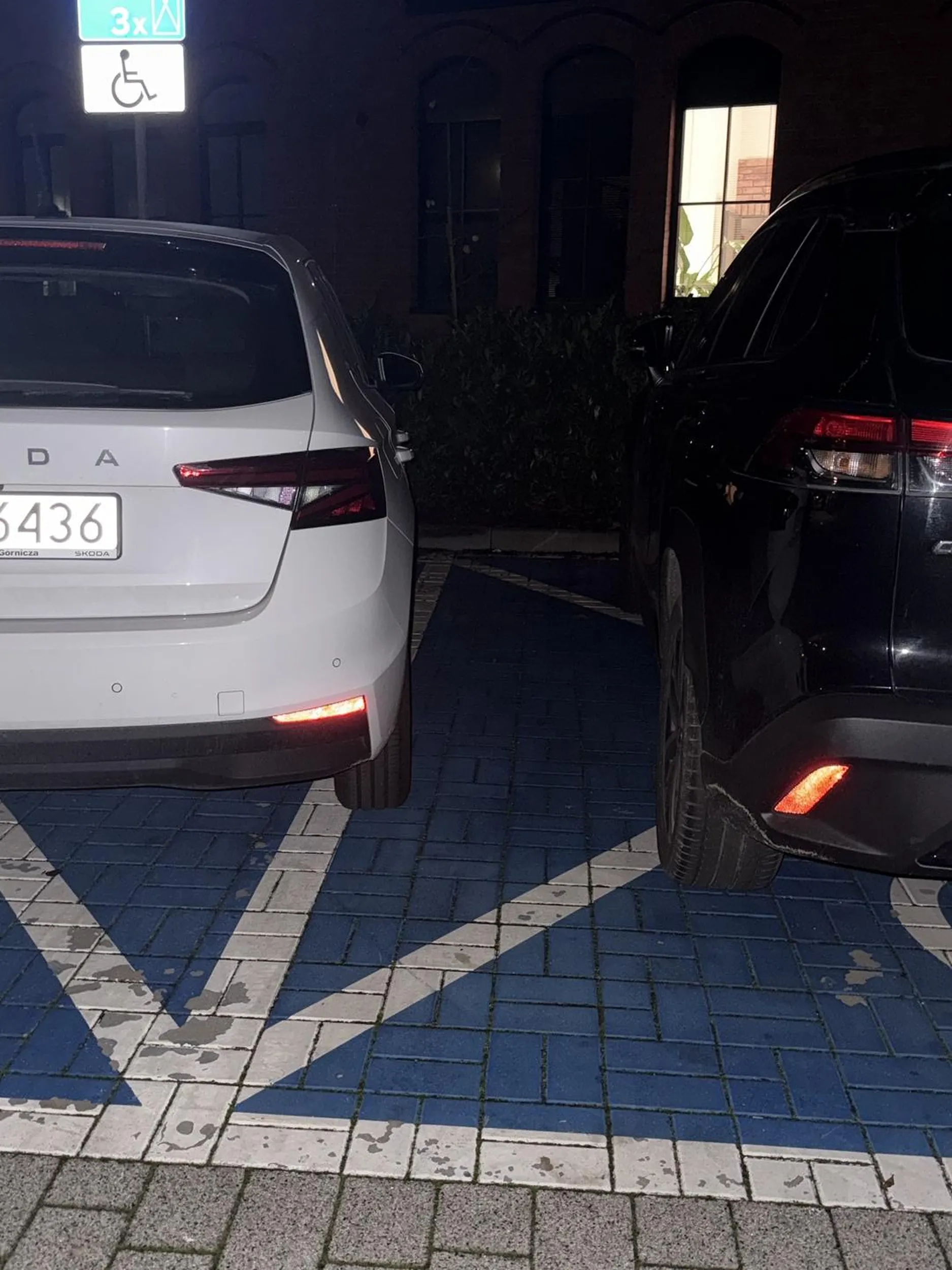 Szczere gratulacje, dla Pana/Pani który nie dość, że zaparkował bez karty, to zastawił miejsce osobie poruszającej się na wózku inwalidzkim. Nie wiem jaki miałeś/miałaś powód, ale chociaż trzeba było stanąć prosto, a nie jak pała.