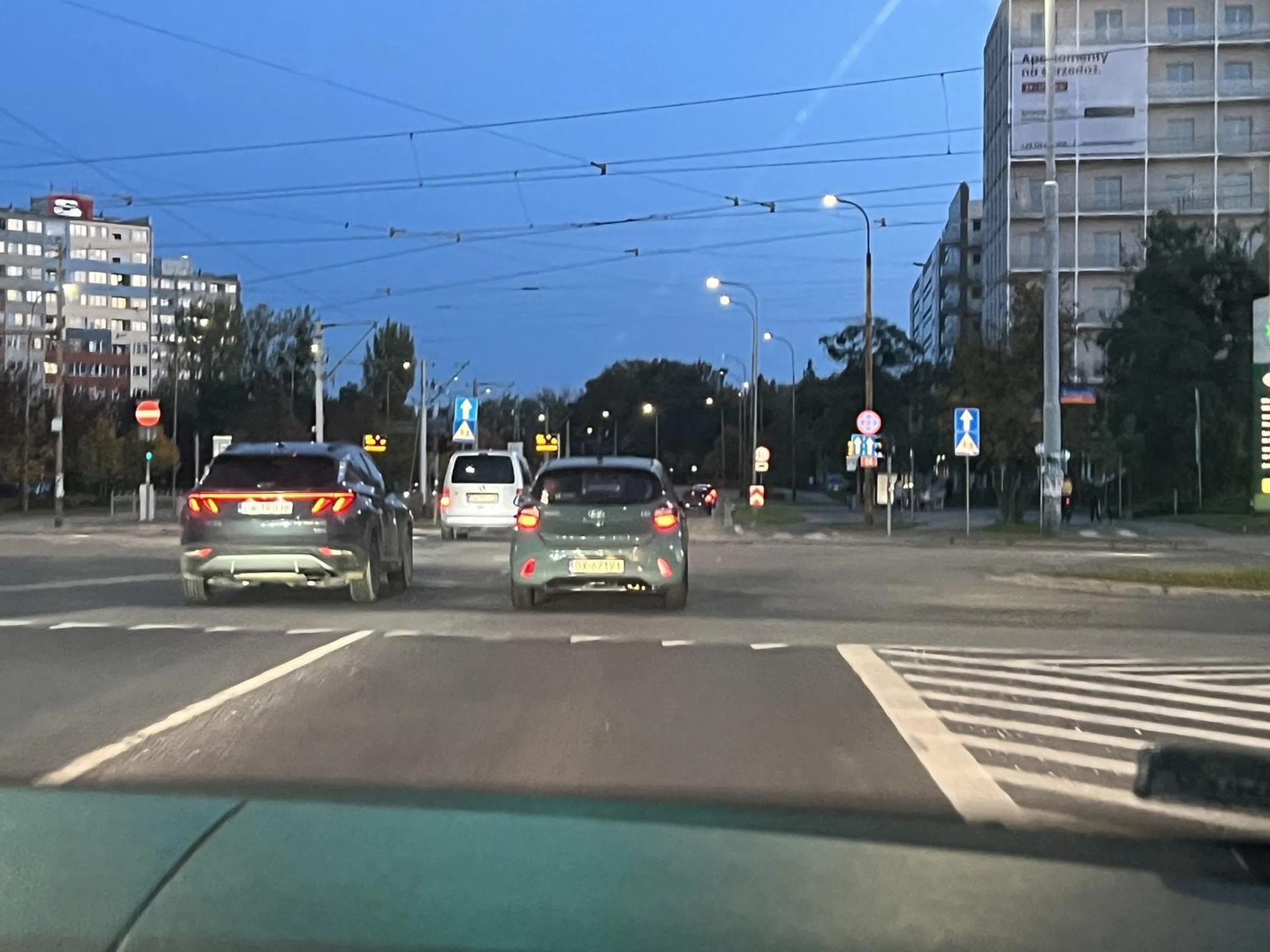 Kierowca ruszył, a po chwili gwałtownie zahamował, próbując celowo spowodować wypadek.