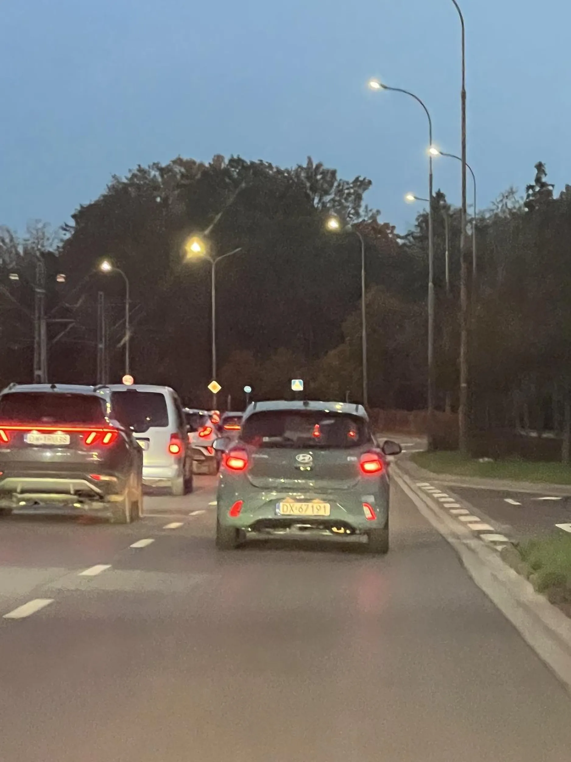 Kierowca ruszył, a po chwili gwałtownie zahamował, próbując celowo spowodować wypadek.