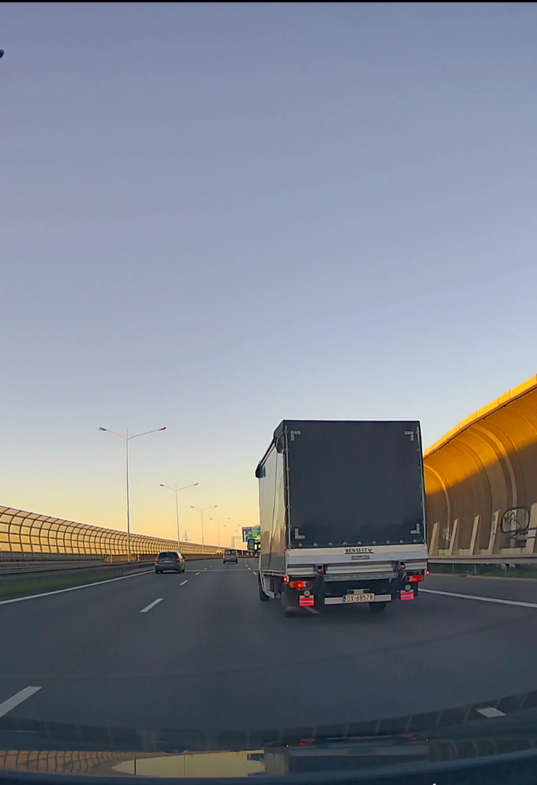 Panie kierowco to, że włączyłeś kierunek nie daje ci prawa na zmianę pasa ruchu, szczególnie jak jedziesz dużo wolniej i zmieniasz pas 5m przed samochodem. Tym razem dałem radę wyhamować