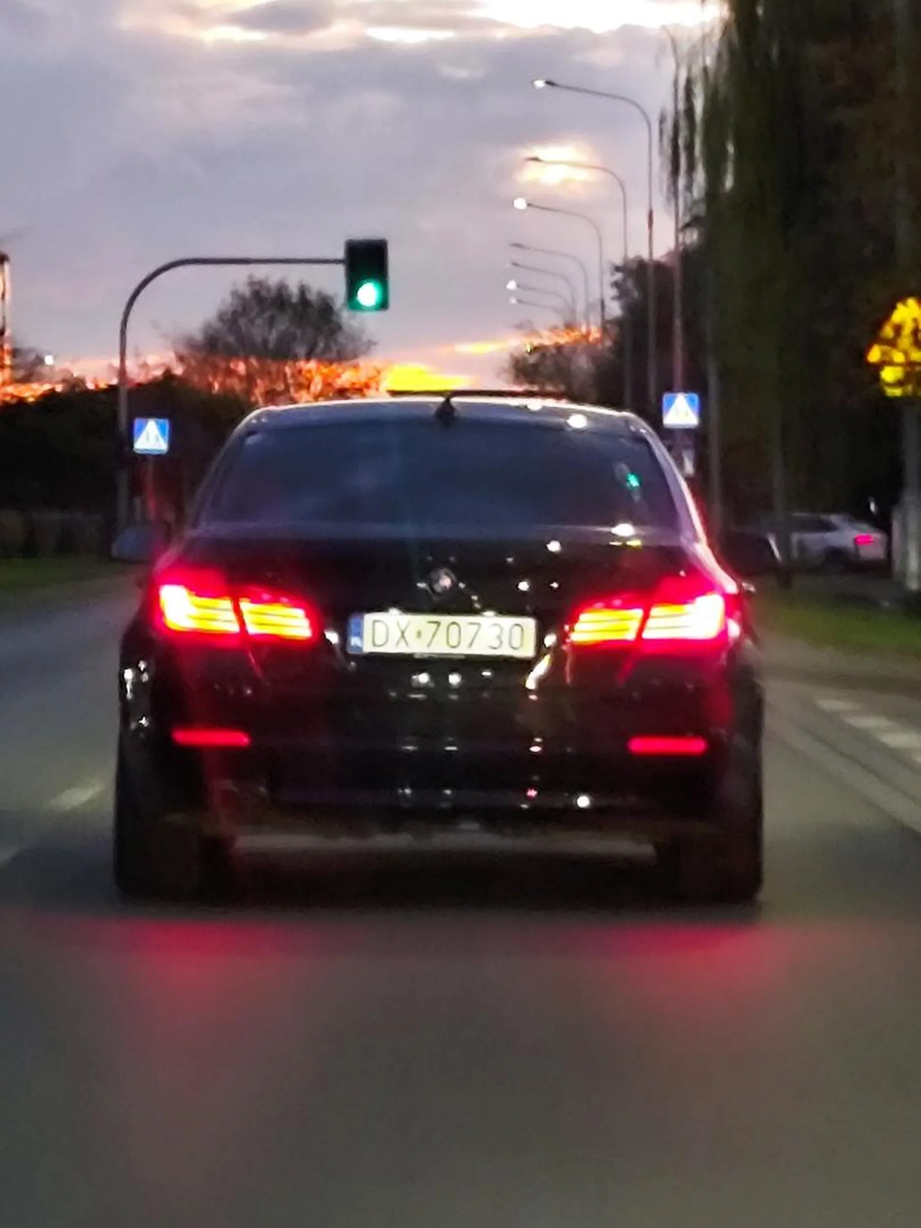 Stwarza niebezpieczne sytuacje na drodze, jeździ bardzo niebezpiecznie i ustawia się na początku kolejki, a nie na końcu, jak wszyscy inni.