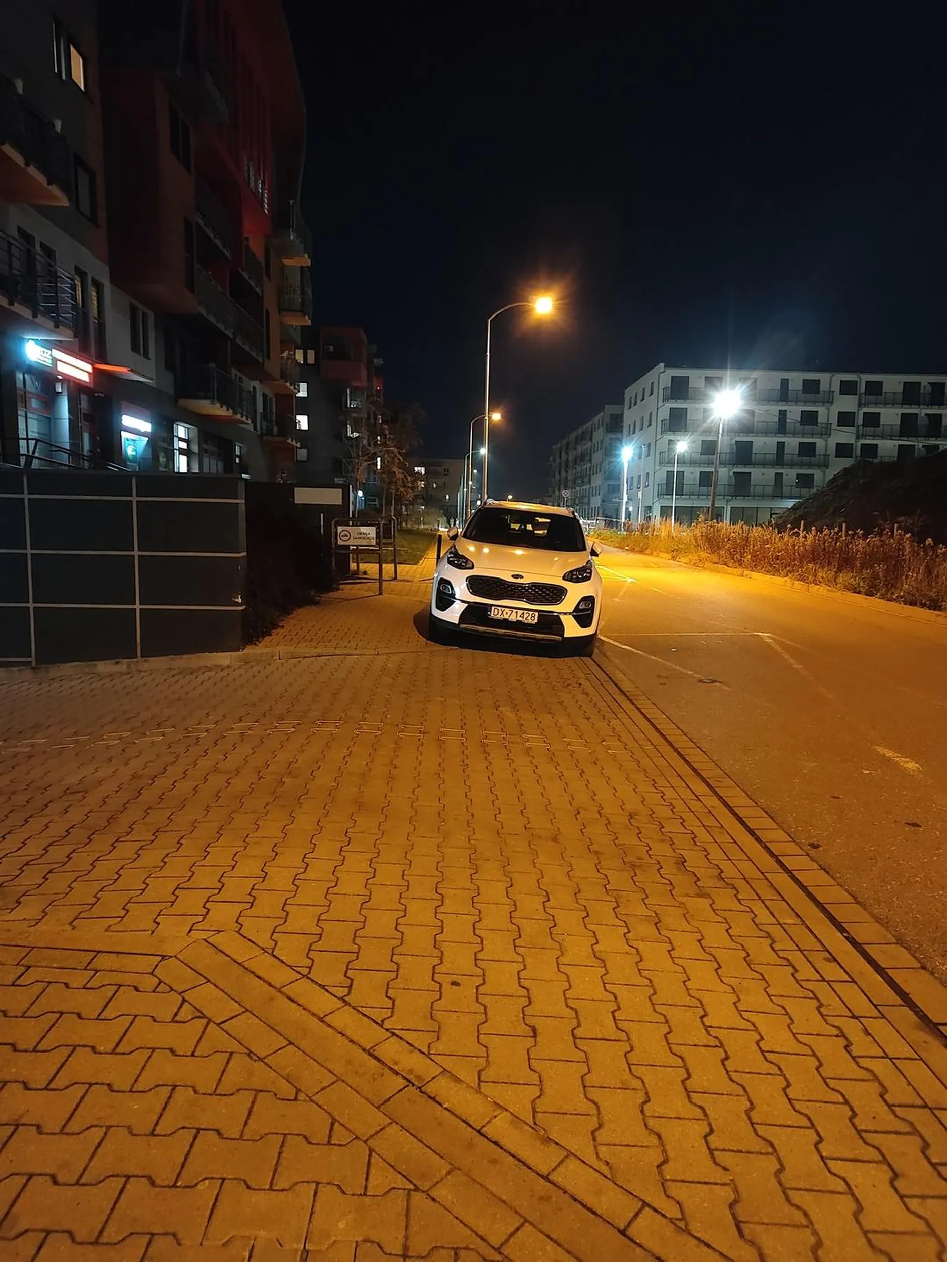 Gratuluję parkowania, utrudnianie życia pieszym i wyjazdu/wjazdu z garaży podziemnych