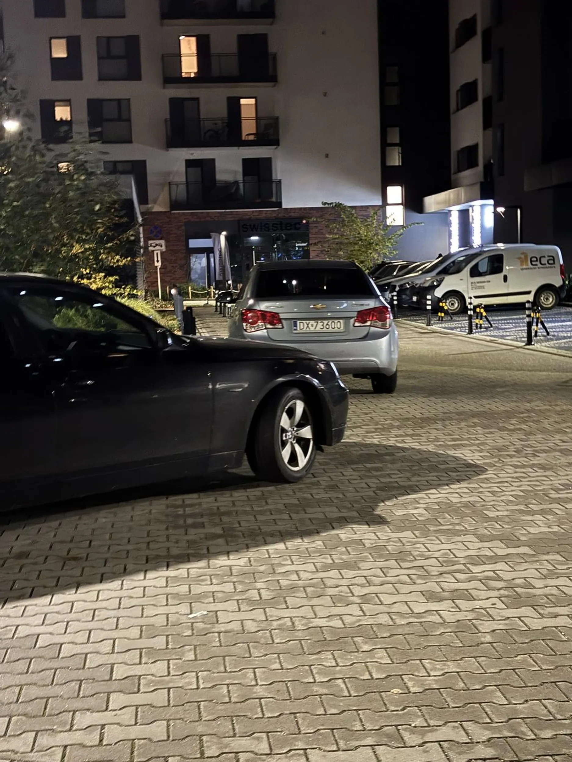 Medal za parkowanie, na zakazie i obok słupków, które jednoznacznie wskazują, że w tym miejscu nie powinno się parkować.