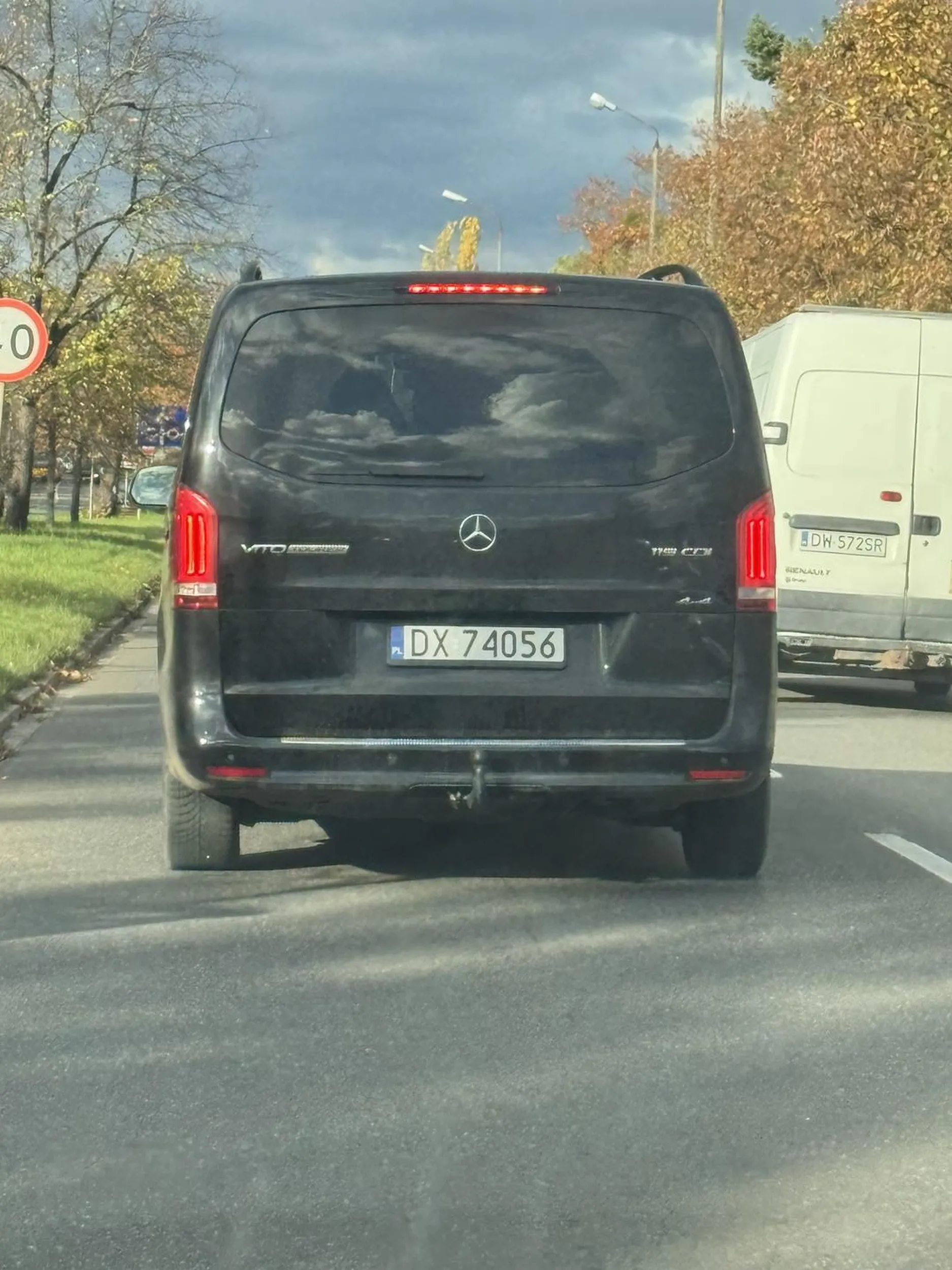 Chyba za duży samochód dla takiego idioty, który specjalnie wyhamowuje innych i jedzie pasem do wyprzedzania i tamuje ruch, bo ma orzeszek zamiast mózgu widocznie, widać, że sobie dowartościuje swojego peniska znaczkiem Mercedesa