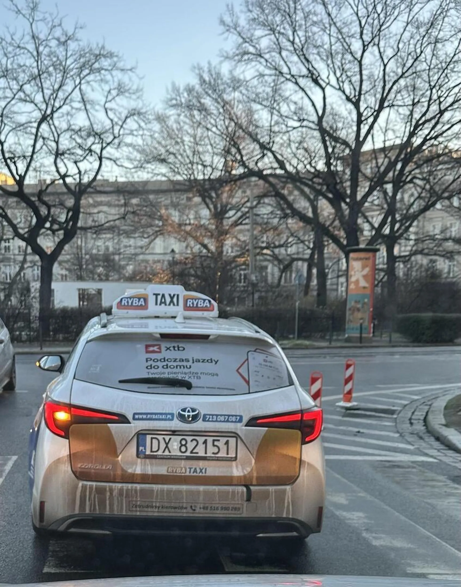 Czasami ciężko znaleźć tam dobrego kierowcę, ale ten wszystko ma gdzieś. Światła, kierunkowskazy, zmiana pasów, znaki