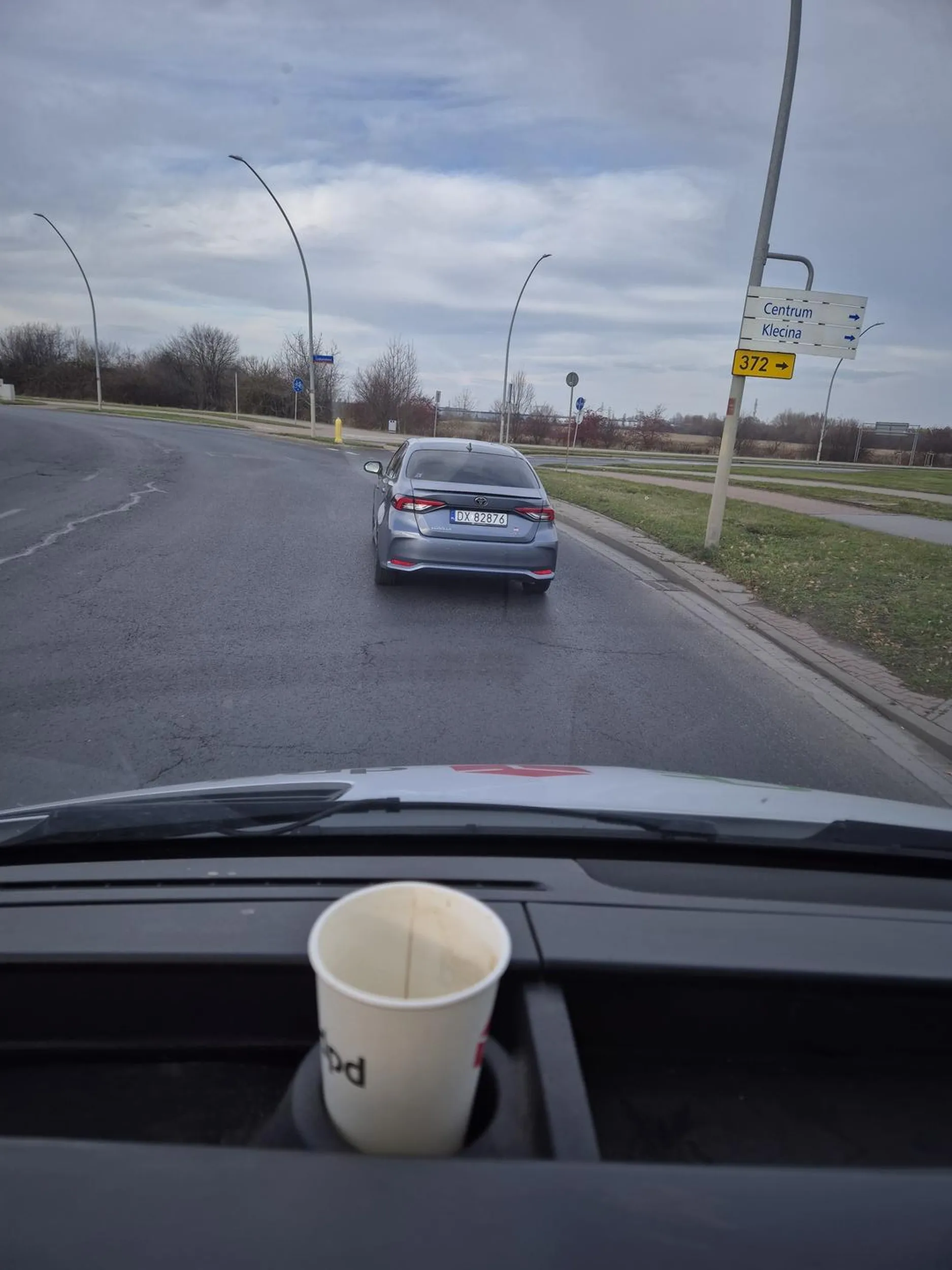 Jak juz sie bawisz telefonem cymbale, to chociaż jedź, a nie sie wleczesz jak łajza. Jeszcze raz mnie shamuj parówo to ci wjadę w bagaznik, pseudokierowco