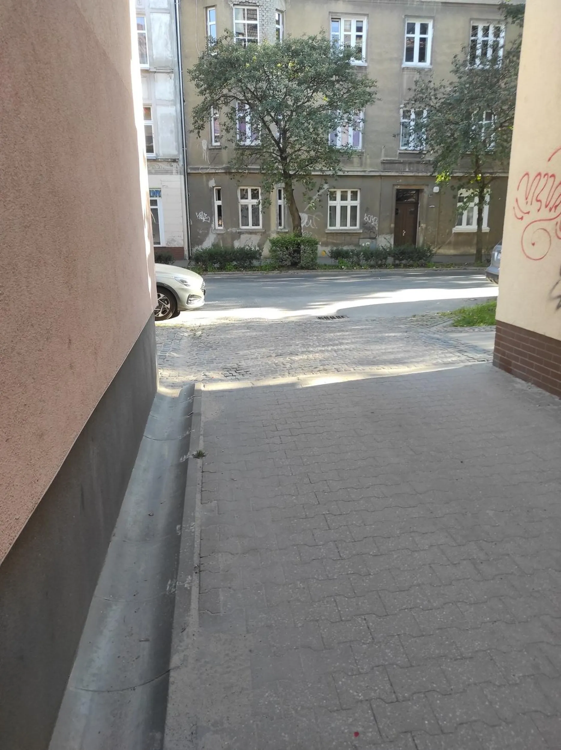 Utrudnia wyjazd - zostawił częściowo bramę, parkuje na zakazie. Gorzów Wielkopolski, ul. Mickiewicza. Podstawa prawna: par.28 ust.2 ustawy o znakach drogowych - złamany zakaz zatrzymywania się i postoju (znak b-36 widoczny na zdjęciu). art.49 ust.2 pkt.1 ustawy prawo o ruchu drogowym - postój utrudnia wyjazd z bramy, zasłania wyjeżdzającym drogę ul. Mickiewicza.