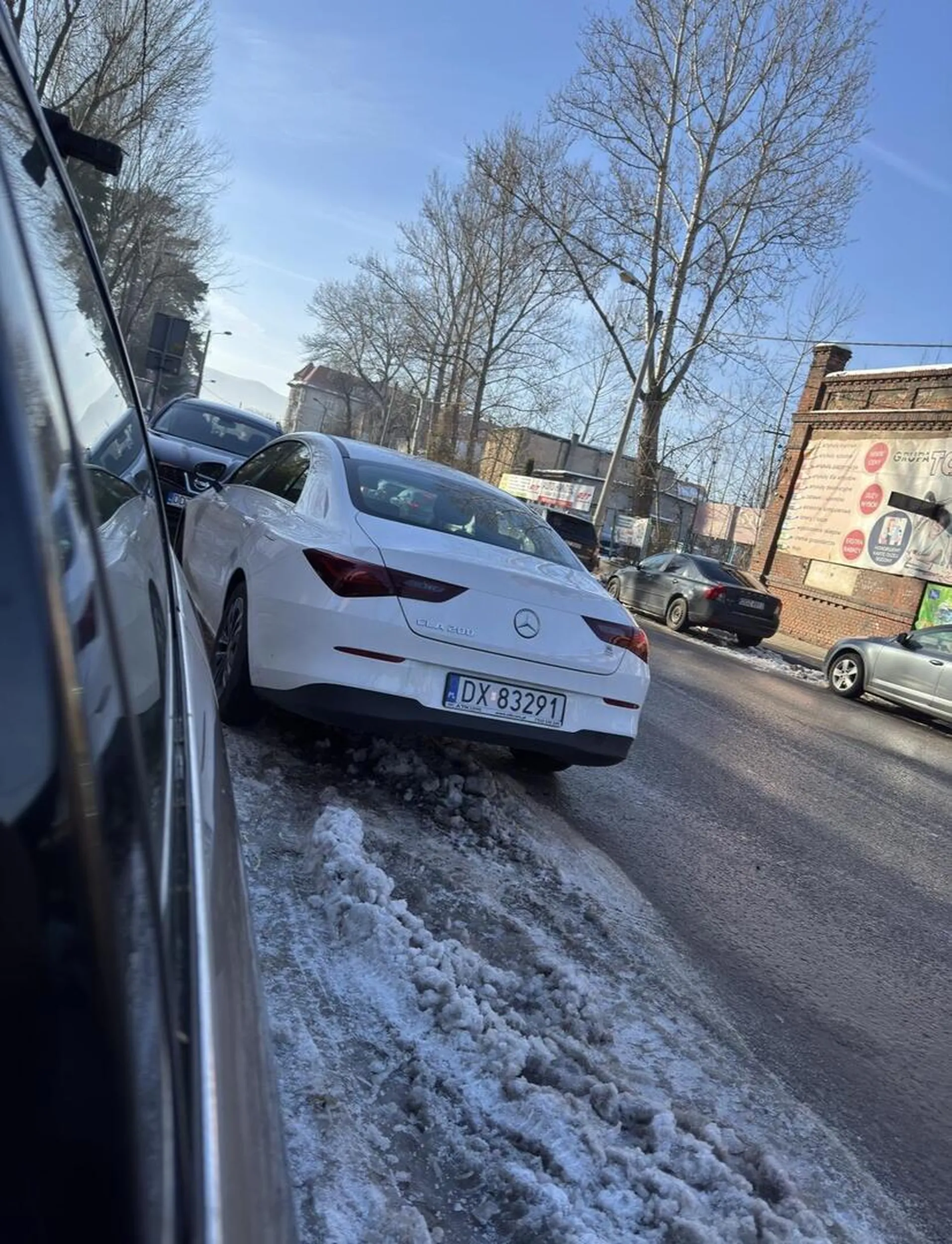 Dzięki za utrudnienie włączenia się do ruchu z parkingu równoległego. Ja bym jeszcze bardziej się wysunął, najlepiej stanąłbym na pasie ruchu jezdni :) Jak szaleć to szaleć!