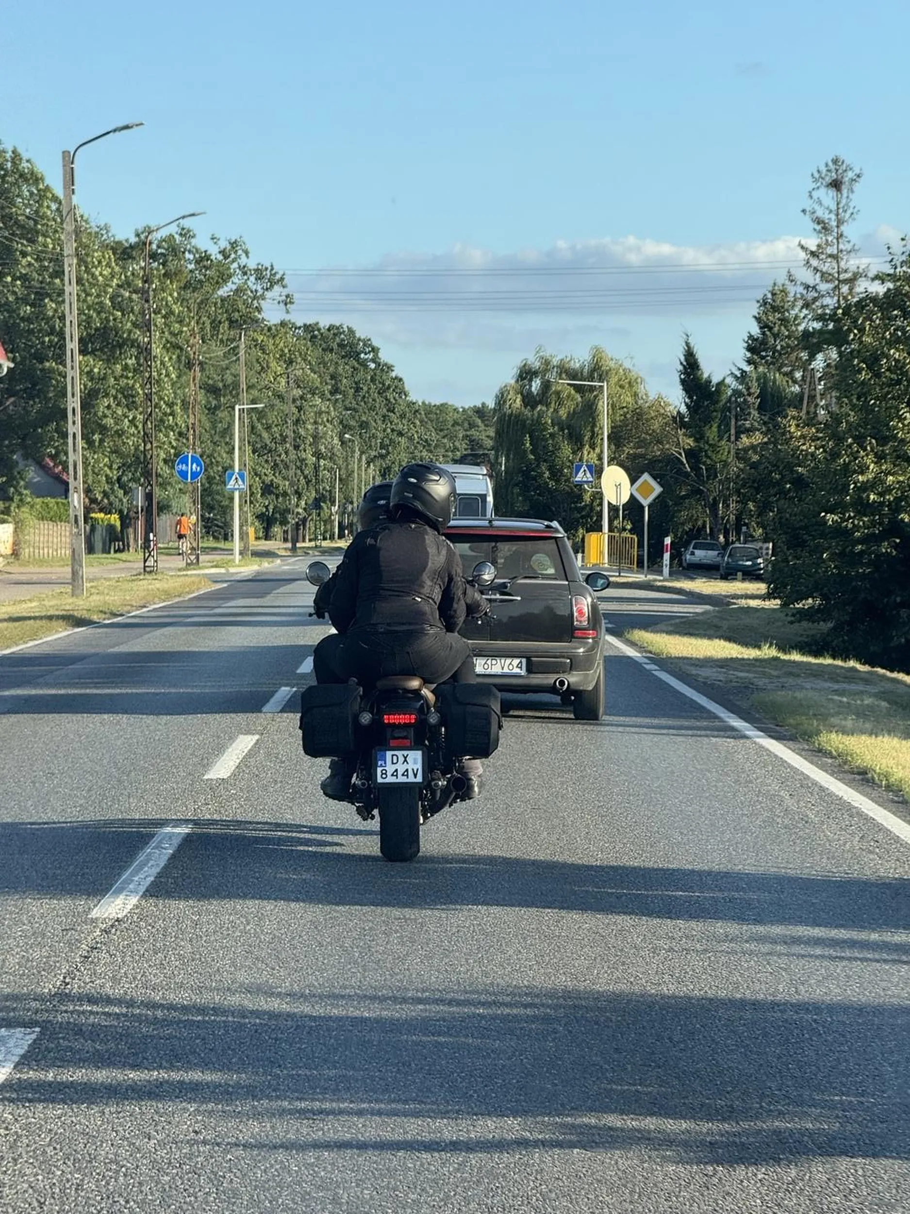 Motocipek wymusza pierwszeństwo. Mysli ze jak 125 jeździ to może zajeżdżać drogę ciezarowym. Żeby kiedyś się nie przeliczył z tymi swoimi 6 koniami mocy